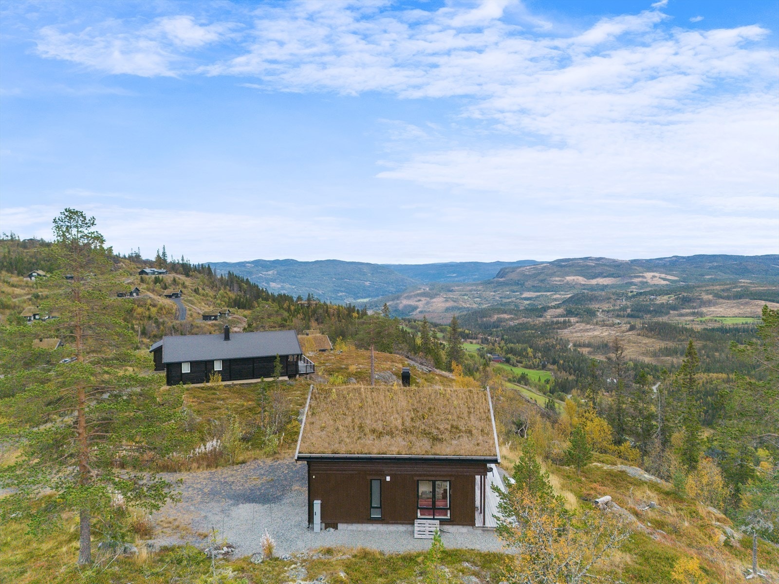 Åpent og fritt i Fjellsbygda finner du denne flotte eiendommen. Den har god helårs adkomst, alle fasiliteter og vakker natur med spennende turmuligheter rett utenfor døra! Galleribilde