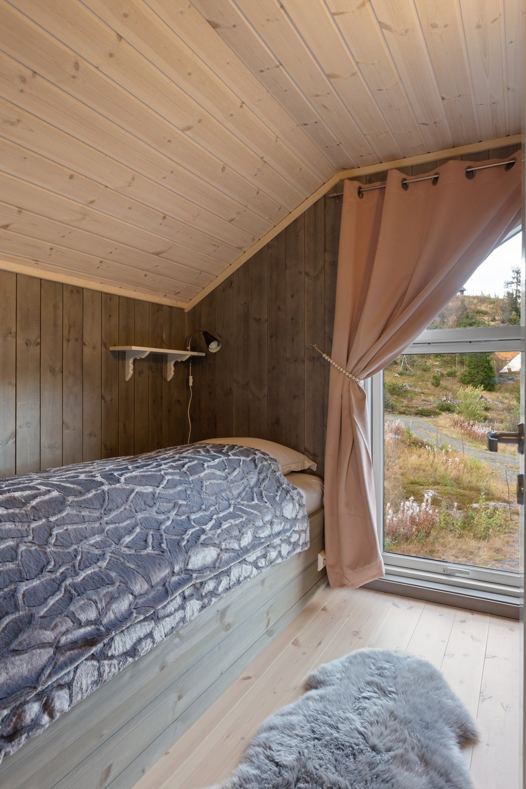 I loftsetasjen er det to lyse soverom, begge med plassbygde enkeltsenger. Galleribilde