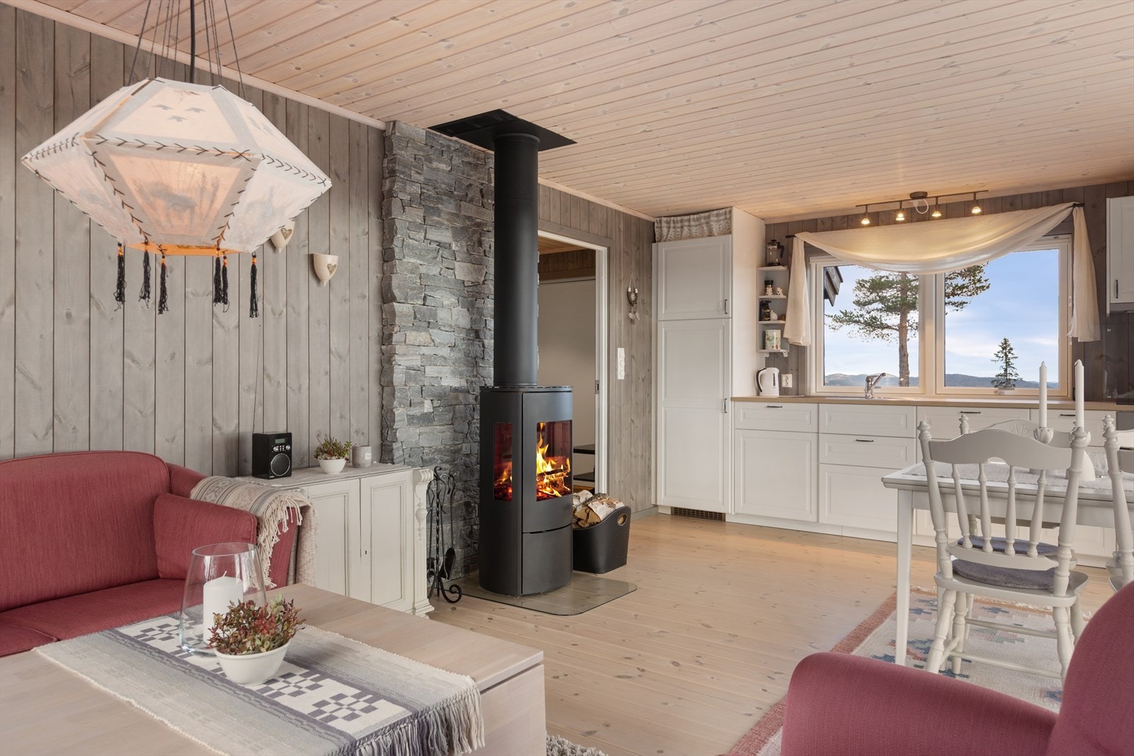 Her får du sol hele dagen og en åpen, luftig atmosfære i alle rom. Galleribilde