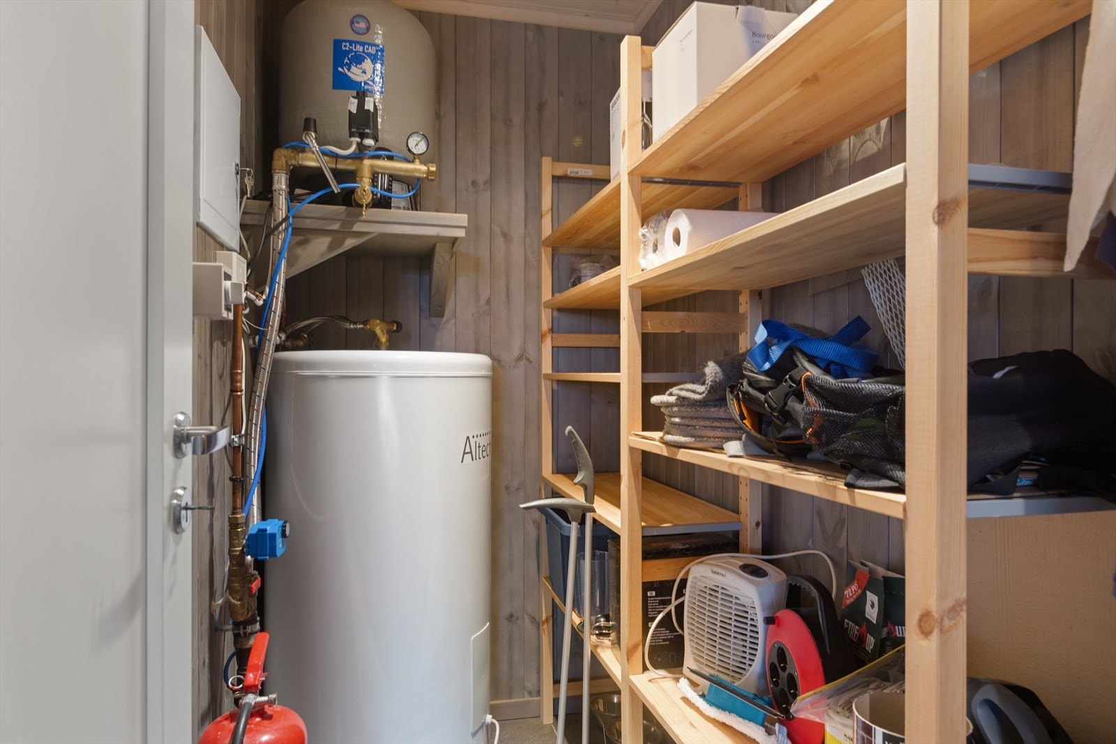 I tilknytning til gangen er det en praktisk bod med god lagringsplass og varmtvannstank på ca. 200 liter. Galleribilde