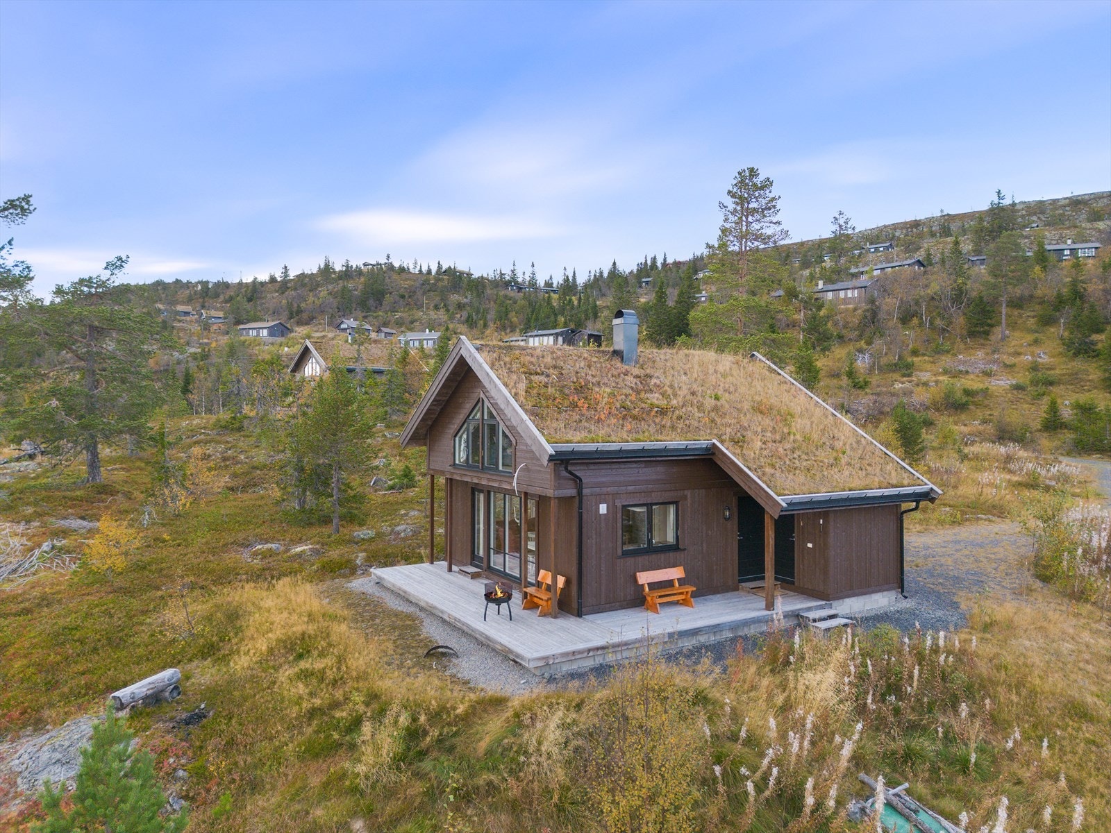 Hytta har store vinduer som slipper inn rikelig med dagslys, og gir fantastisk utsikt utover landskapet. Galleribilde