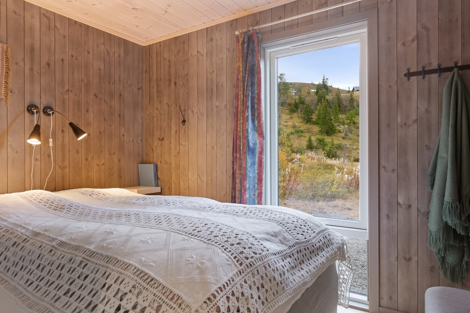 I hytta er det totalt fire soverom, hvorav to er i hovedetasjen. På det ene soverommet er det fin plass til dobbeltseng. Galleribilde