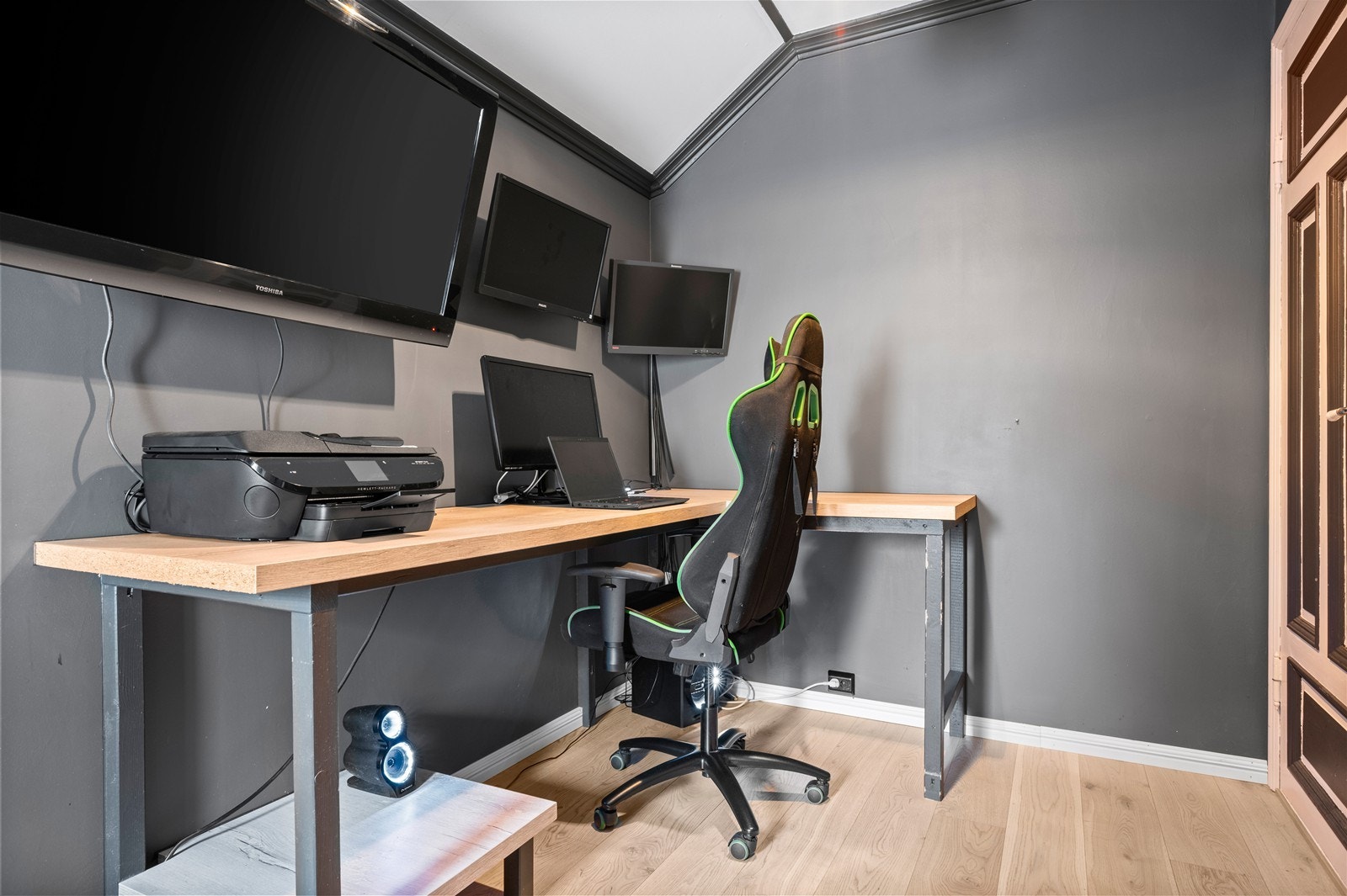 Dette rommet er brukt som arbeidsrom/gamingrom Galleribilde