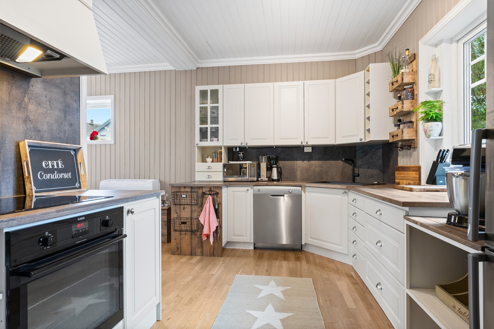 På kjøkkenet er det en pen innredning i fra 2021, med profilerte fronter og laminerte benkeplater Galleribilde