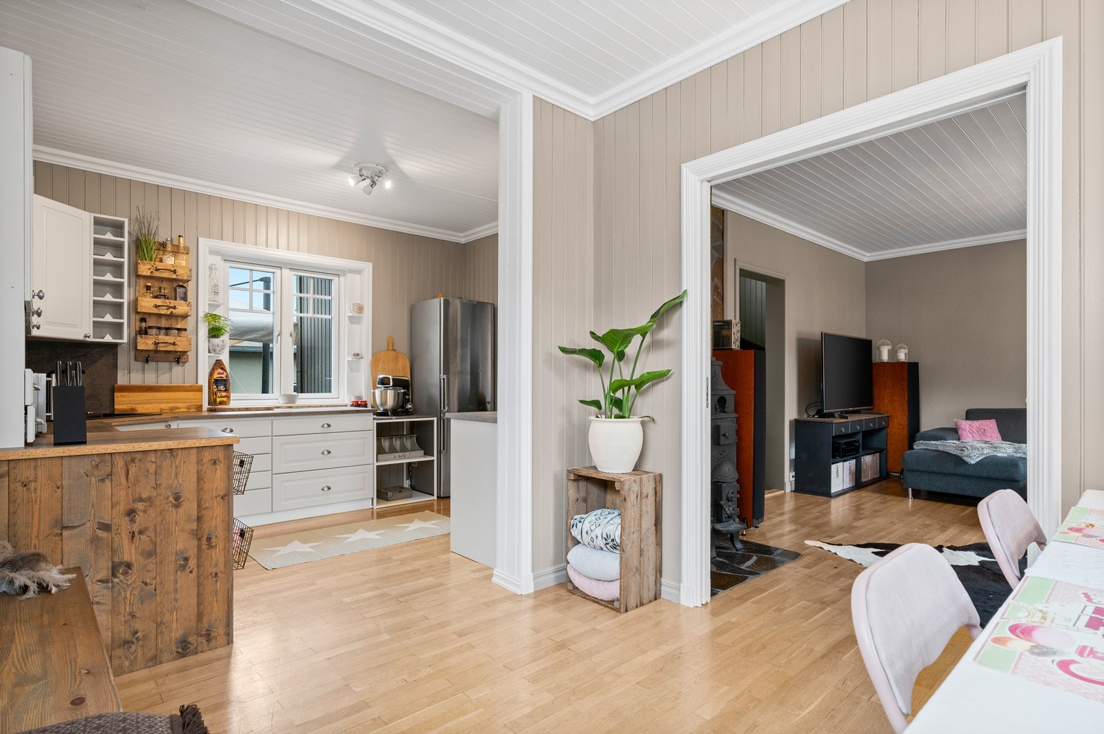 Kjøkkenet, inkludert den fine spiseplassen er av god størrelse Galleribilde