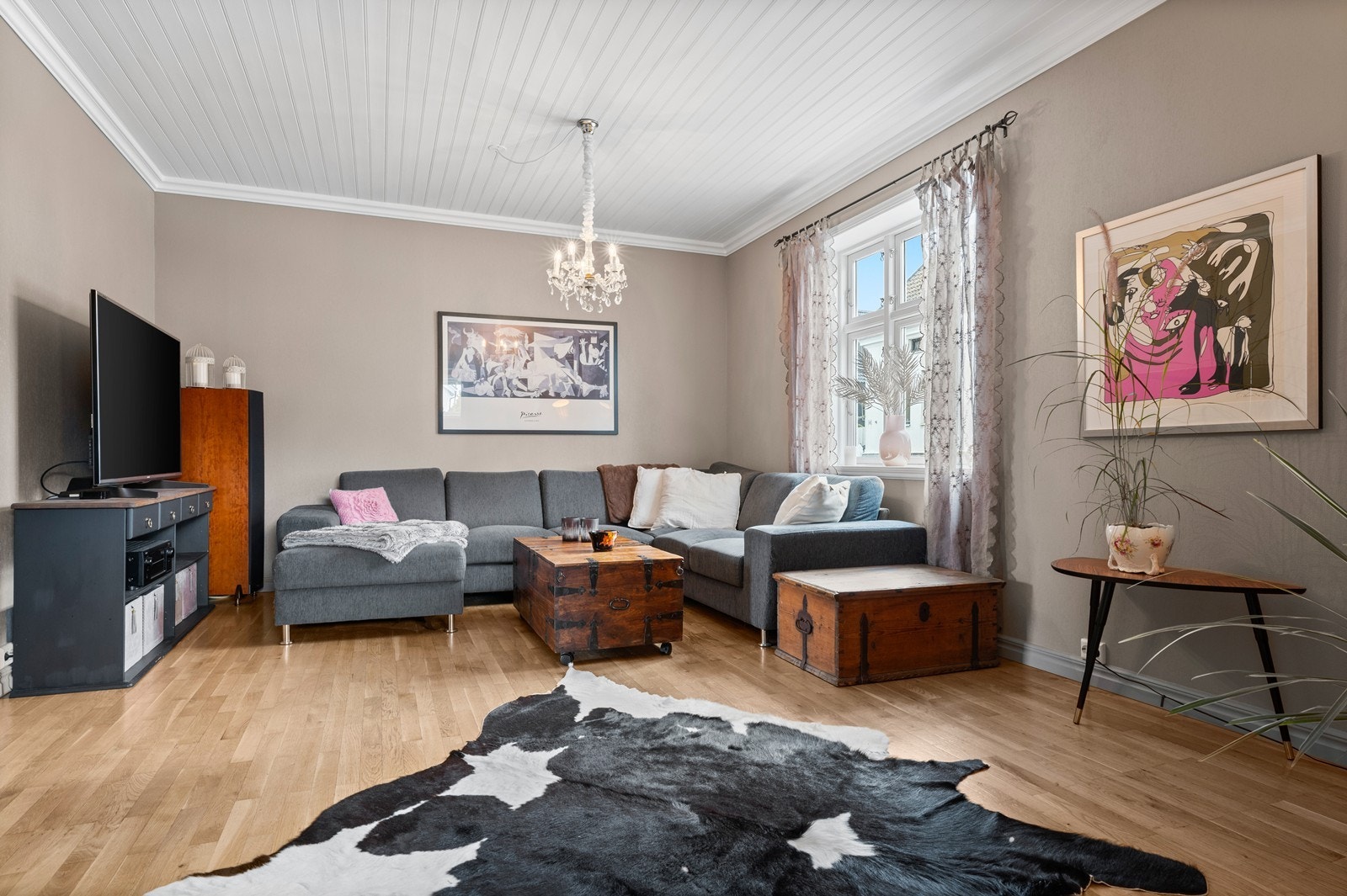 I stua er det plass til en større salong, med tilhørende bord og lagringsmøbler, i tillegg til TV Galleribilde