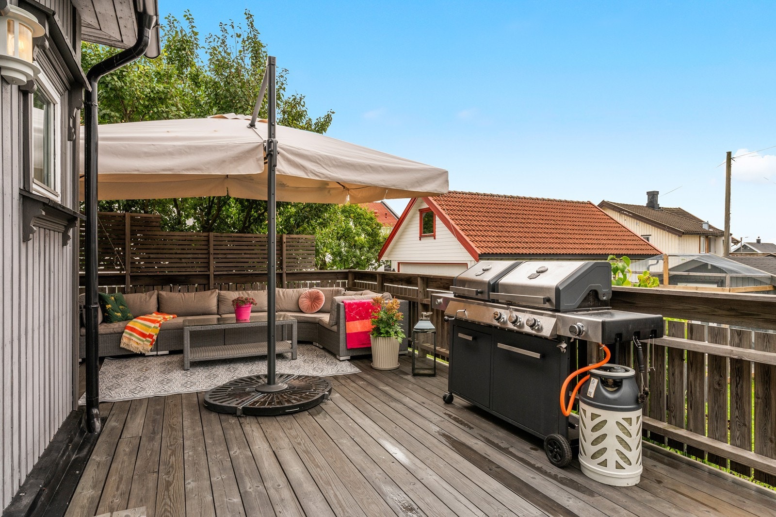 I forbindelse med inngangspartiet er det en fin terrasse på ca. 30m². Her er det god plass til flere utemøbler og grill Galleribilde