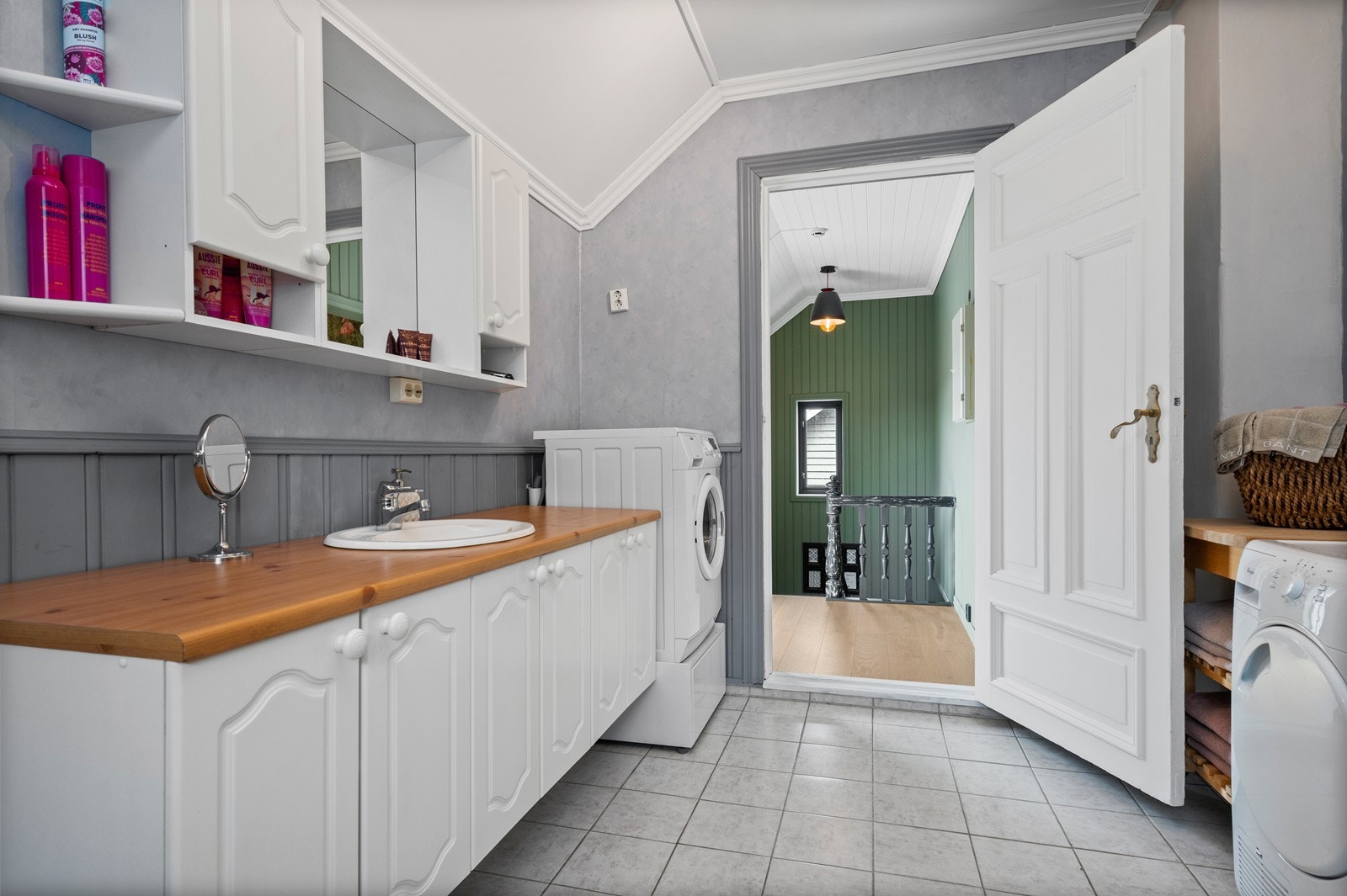 Boligens hovedbaderom ligger i 2. etasje, ble sist oppgradert i 2007, og er av god størrelse. På gulvet er det fliser og på veggene er det dels panel og dels våtromspanel. Det er utstyrt med skapinnredning med nedfelt servant, samt overskap med speil Galleribilde