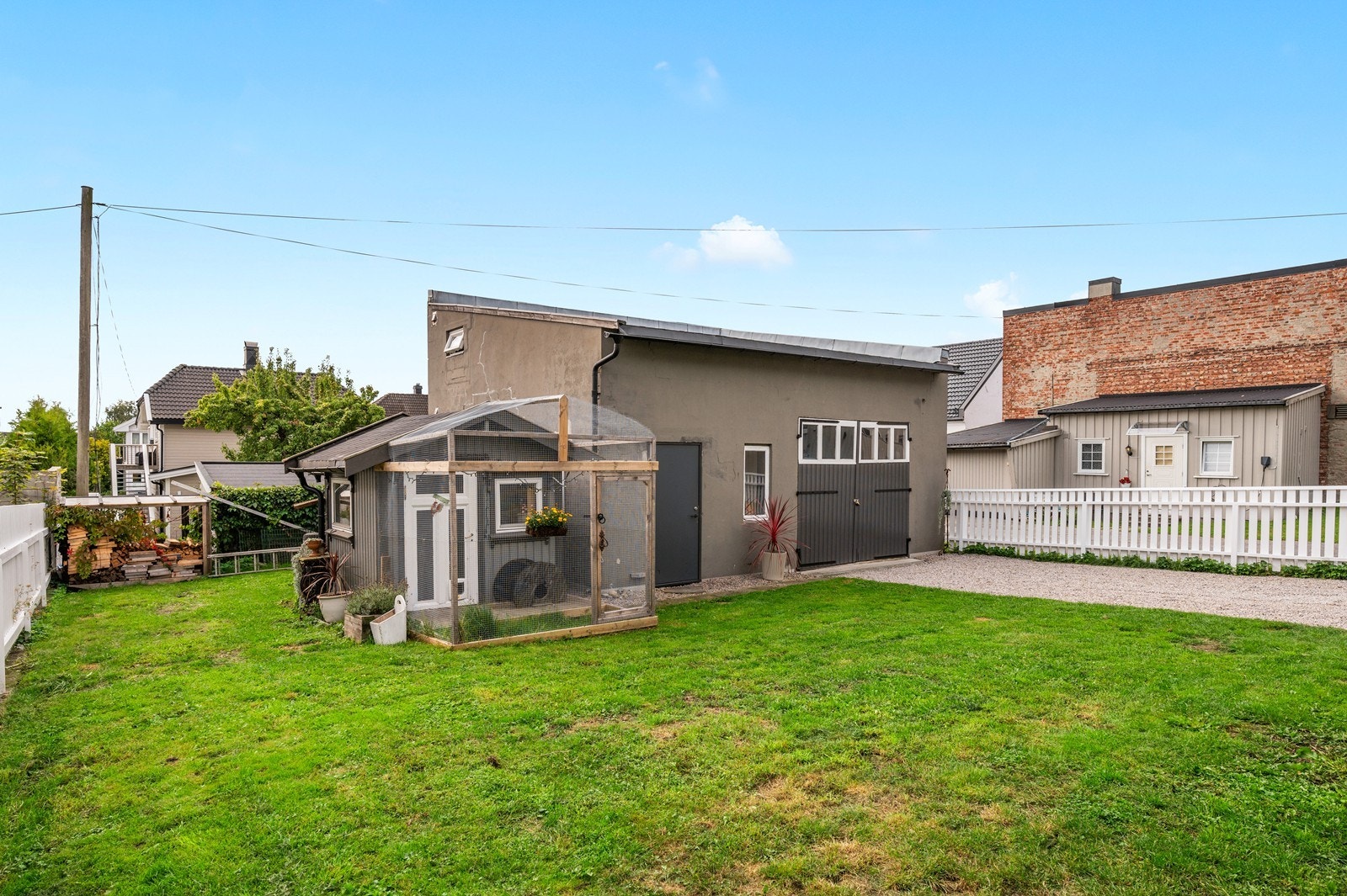 Bakhagen/gårdsplass er opparbeidet med gressplen og det er oppført en lekestue m/kaninhus. Disse medfølger ikke i handelen Galleribilde
