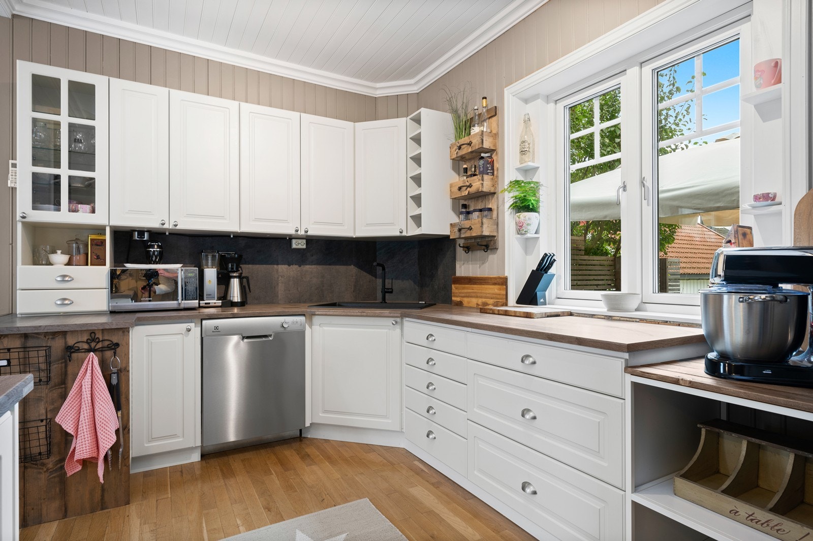 Det er integrert komfyr, platetopp og oppvaskmaskin. Kjøl/fryseskap er frittstående, og medfølger ikke i handelen Galleribilde