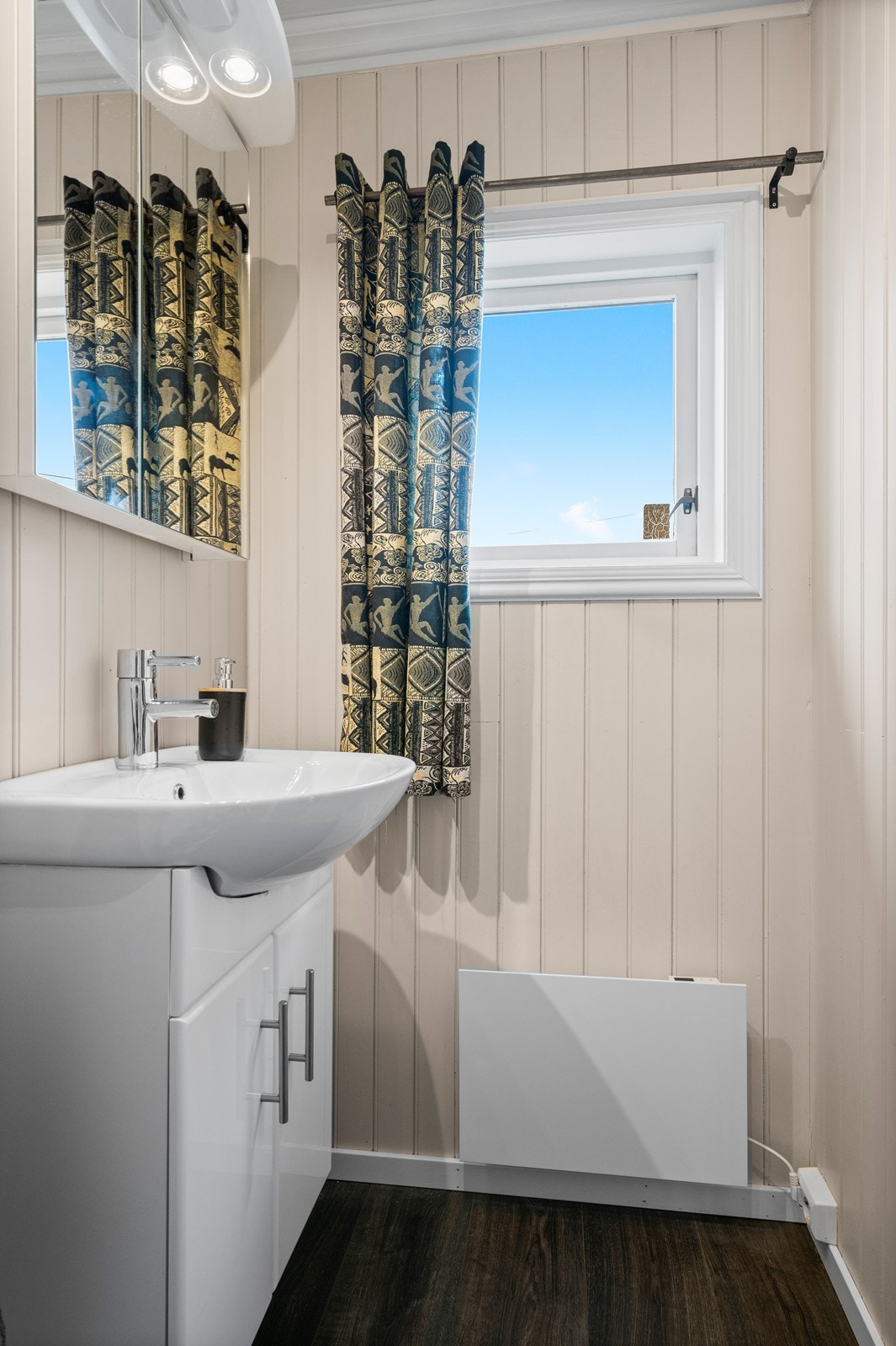 Det er vindu på toalettrommet, og oppvarming via panelovn Galleribilde