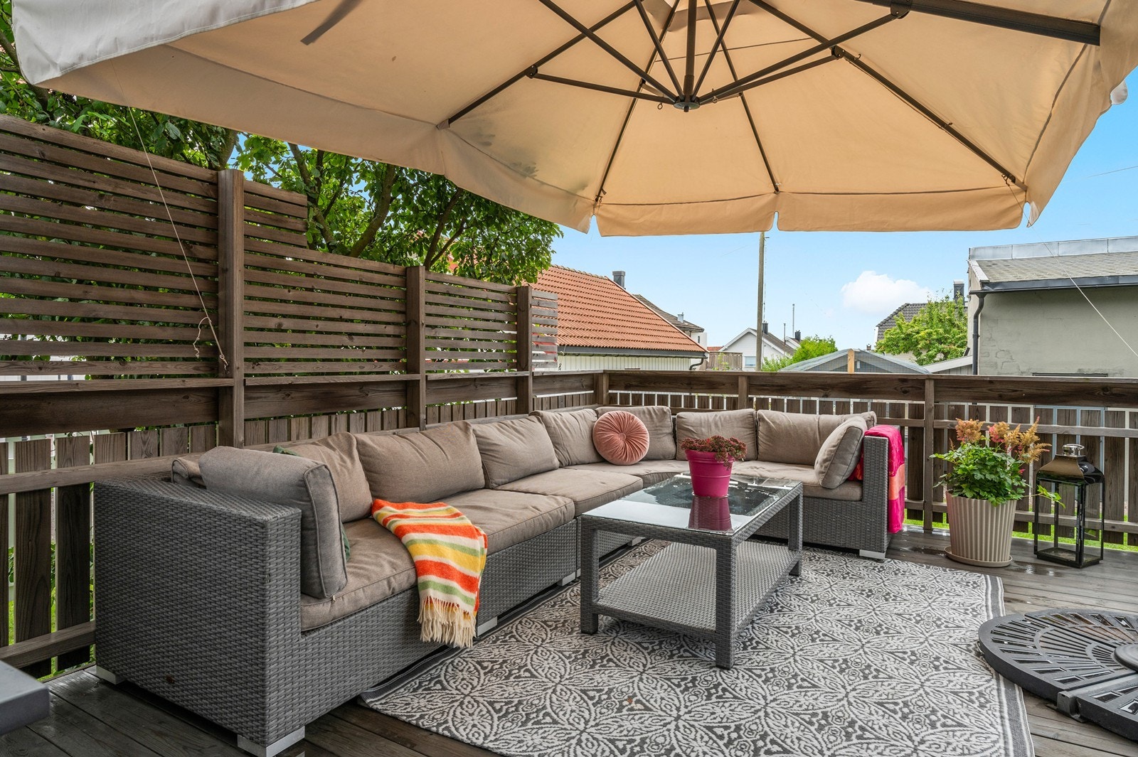 Det er satt opp en fin levegg, som både luner og skjermer for innsyn Galleribilde