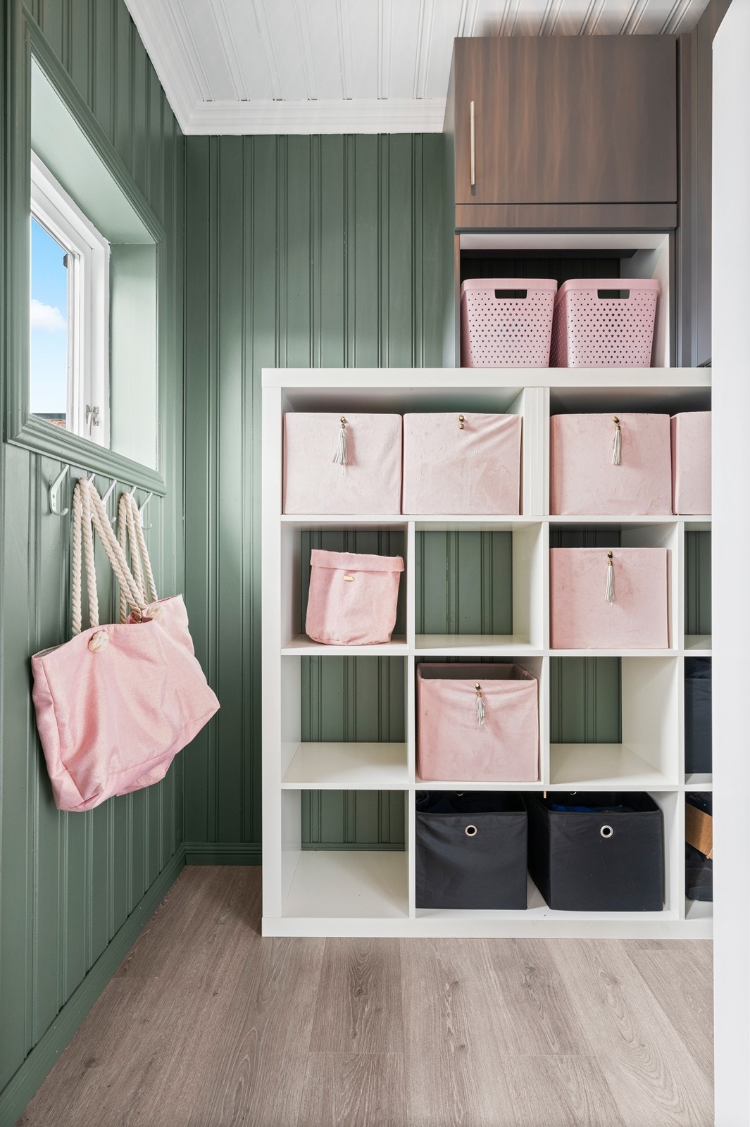 Praktisk hyllesystem for lagring i garderoberommet Galleribilde