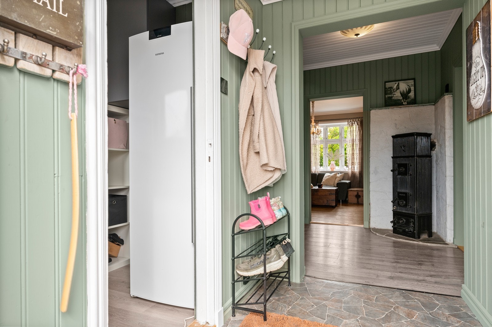 Gang/entré med plass til stativ for sko og oppheng av klær. I tillegg er det et tilliggende garderoberom/bod, med bl. a plass til ekstra kjøleskap Galleribilde