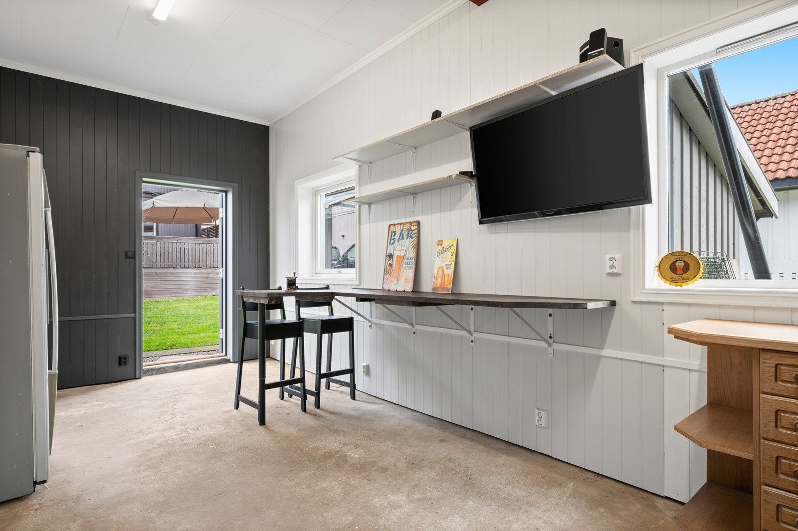 I garasjen/uthuset er det et innredet rom, brukt som hobbyrom/bryggeri av nåværende eier Galleribilde