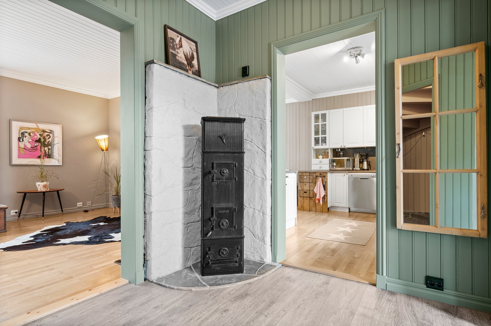 Mellomgang med eldre, sjarmerende vedovn - denne er ikke i bruk Galleribilde