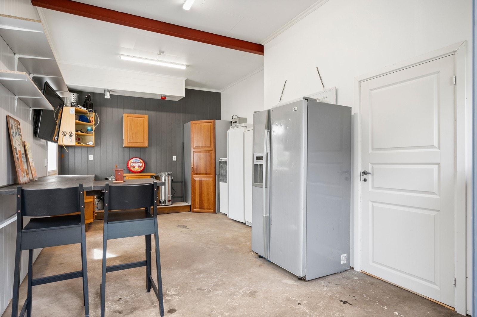 Innredet rom i garasje/uthus. Kjøleskapene/kjølehjørne medfølger ikke i handelen Galleribilde