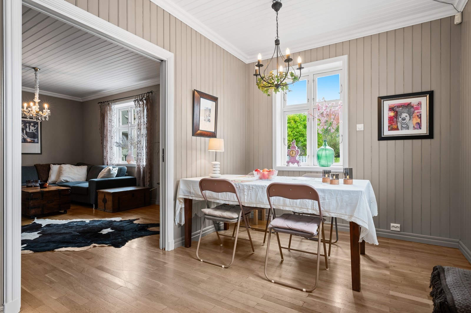 Mellom spisestue/kjøkken og stue, er det skyvedører, slik at man kan skille de to rommene, etter ønske og behov Galleribilde