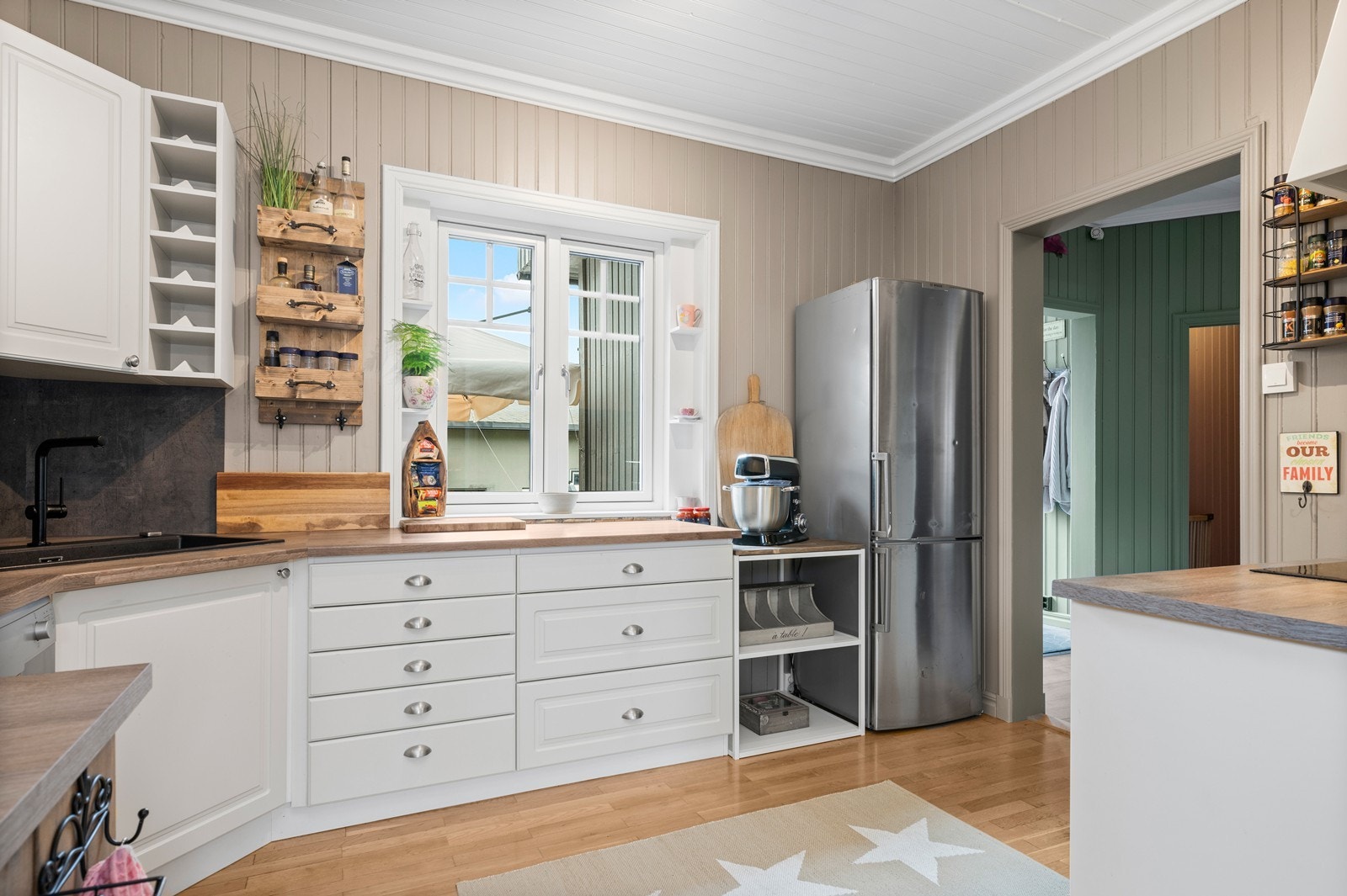 Det er god skap- og benkeplass i innredningen Galleribilde