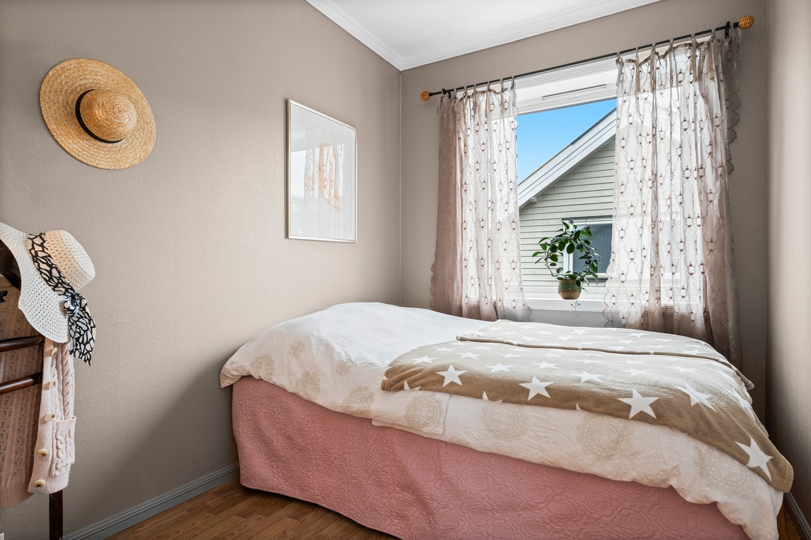 Soverom 2, av mindre størrelse og passer fint som et barnerom eller gjesterom Galleribilde