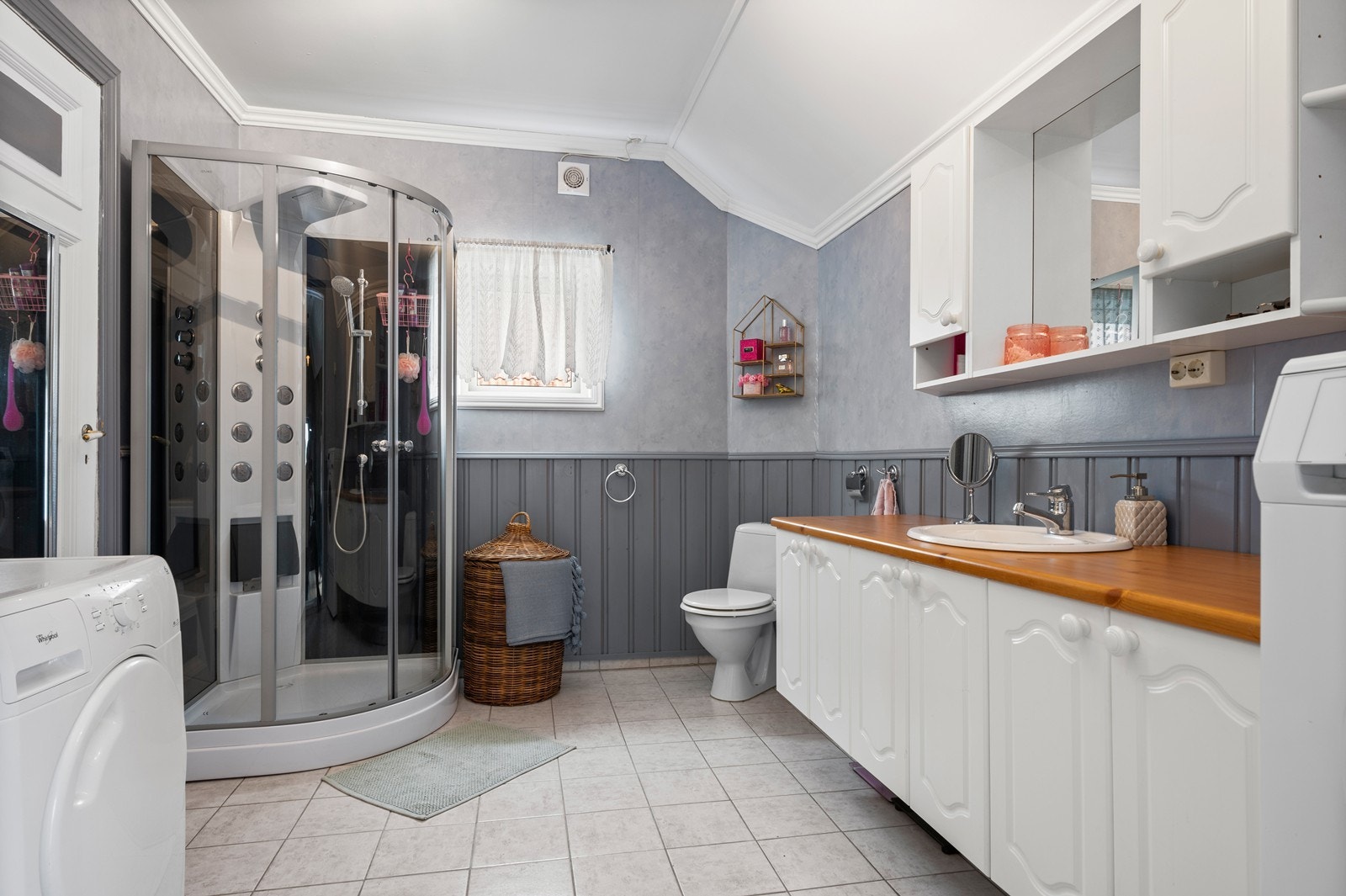 Videre er det gulvmontert wc, dusjkabinett og opplegg for vaskemaskin og tørketrommel Galleribilde