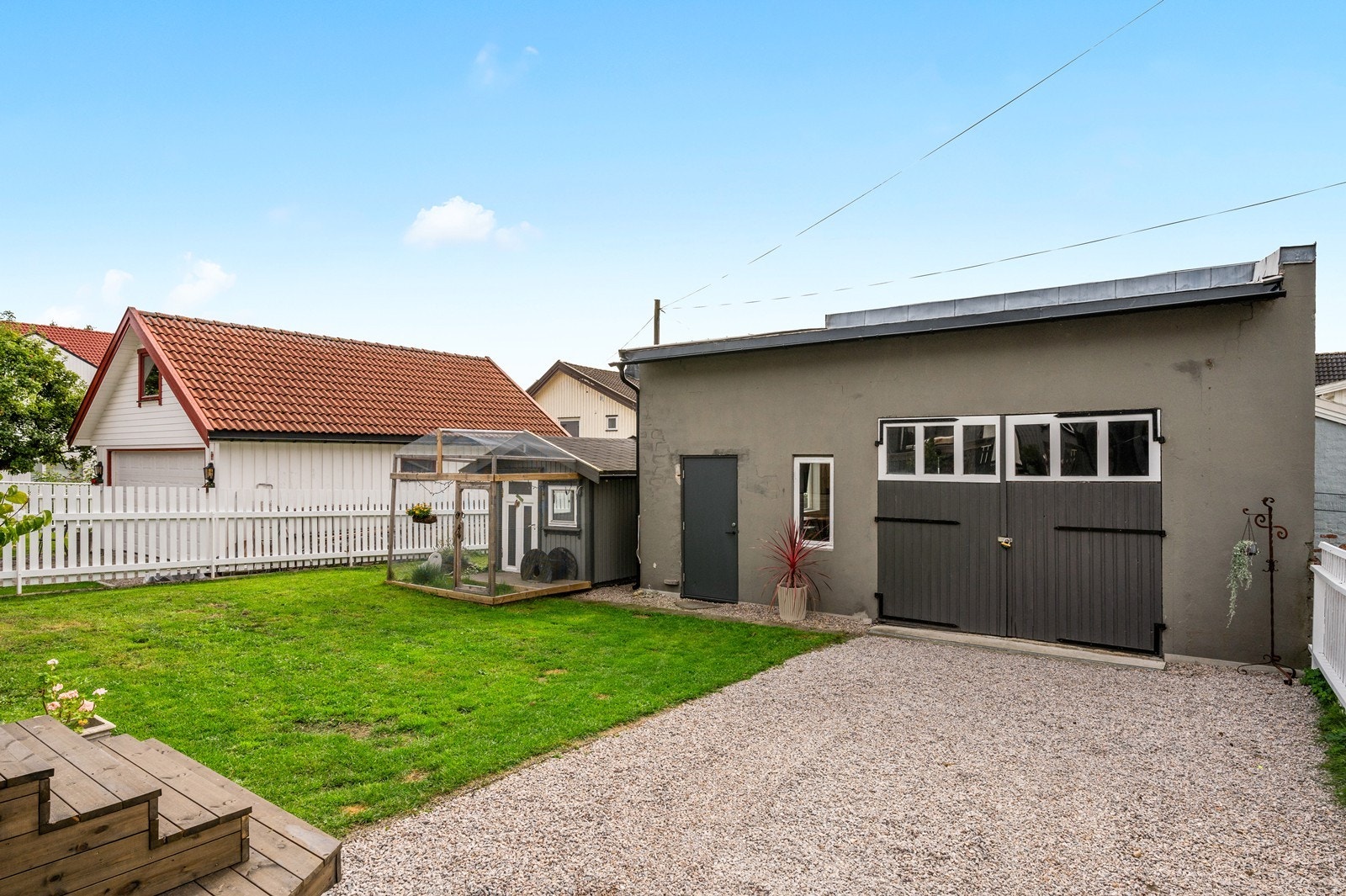 Innkjørsel og gårdsplass er gruset. Garasje/uthus er brukt som lagringsplass, og har ett innredet rom/hobbyrom Galleribilde