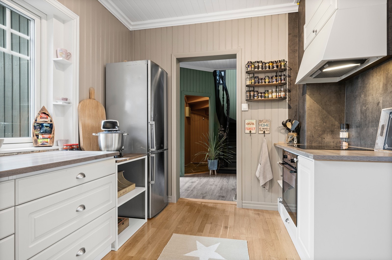 Separat kjøkken, med inngang både i fra gangen og i fra spisestue/stue Galleribilde