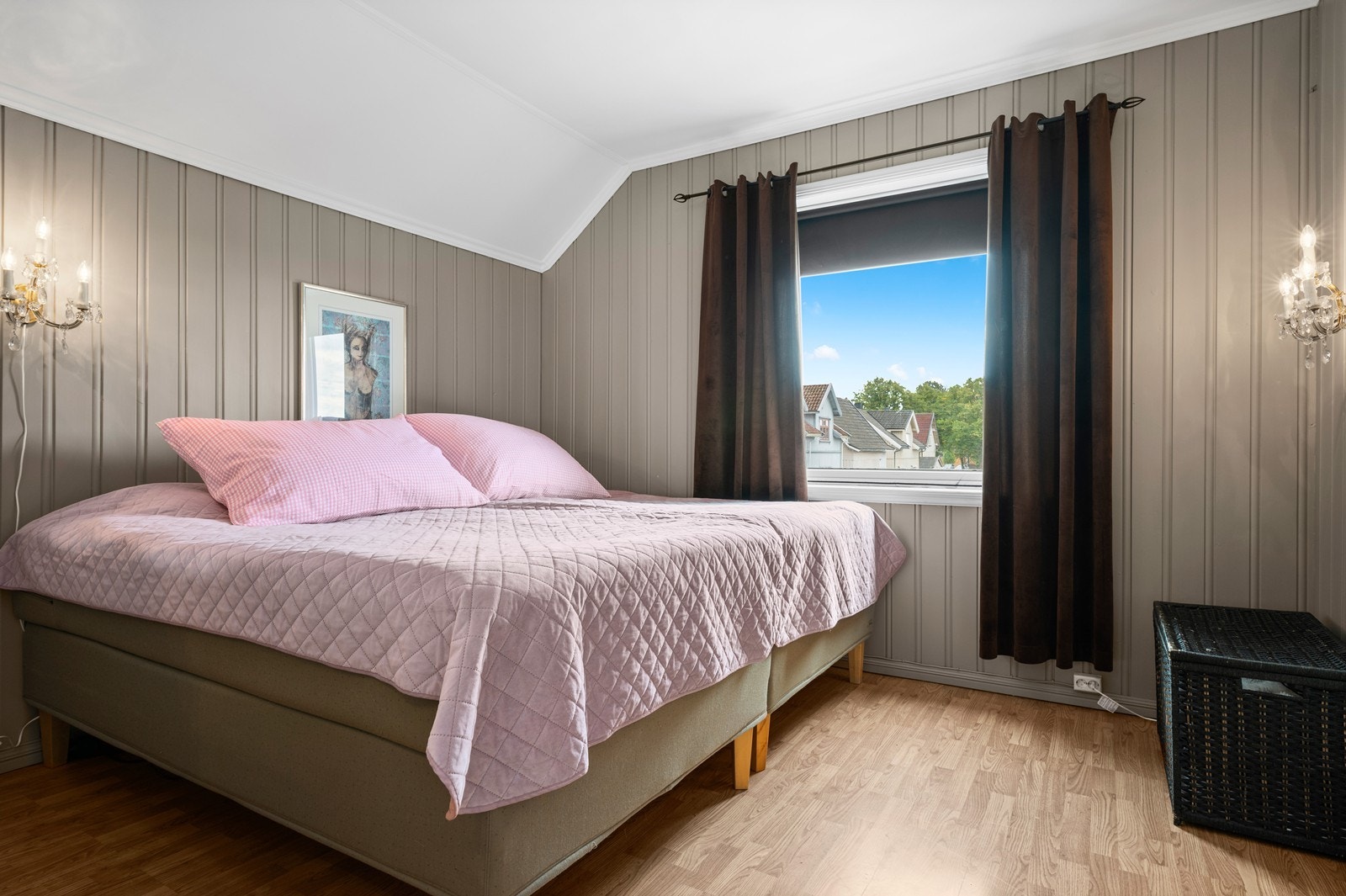 Romslig hovedsoverom med god plass til dobbeltseng Galleribilde