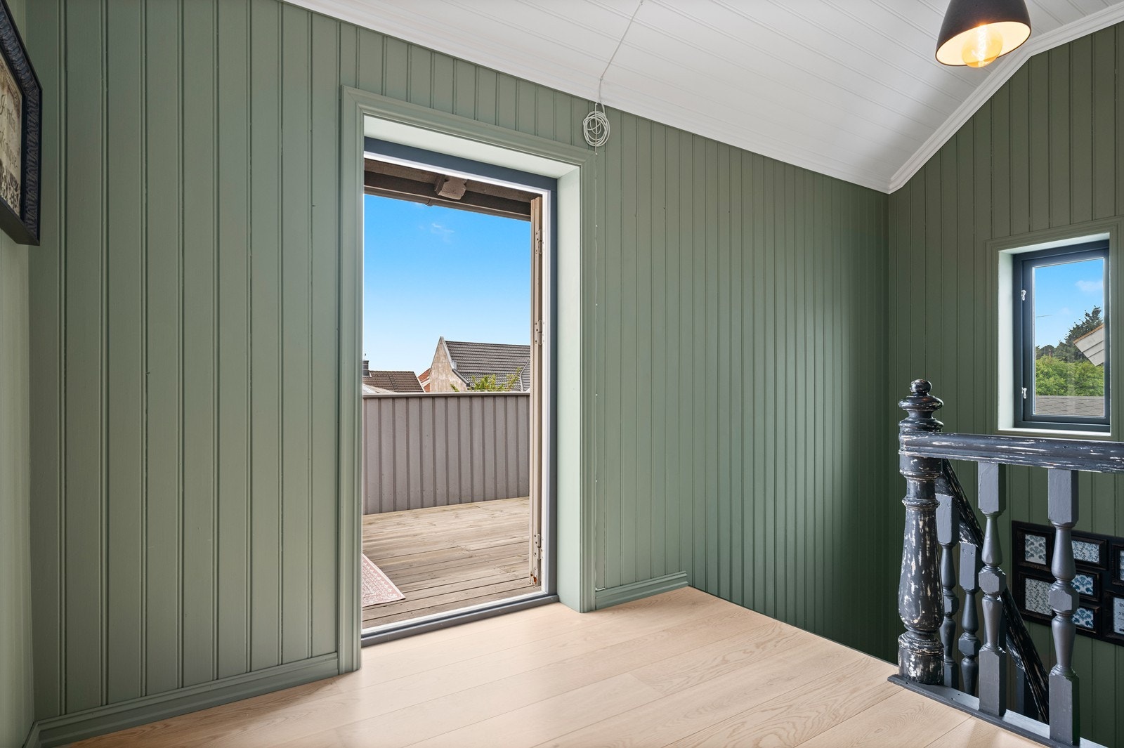 Den fine grønntonen på veggene er gjennomgående for gangen i 1. etasje, og trappegangen til 2. etasje. I gangen i 2. etasje er det dessuten utgang til en balkong på ca. 13m² Galleribilde