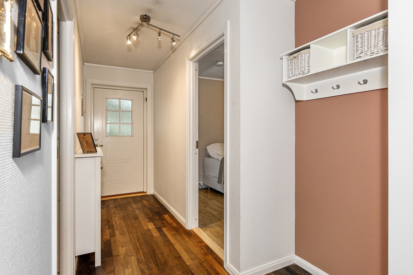 Romslig entre Galleribilde