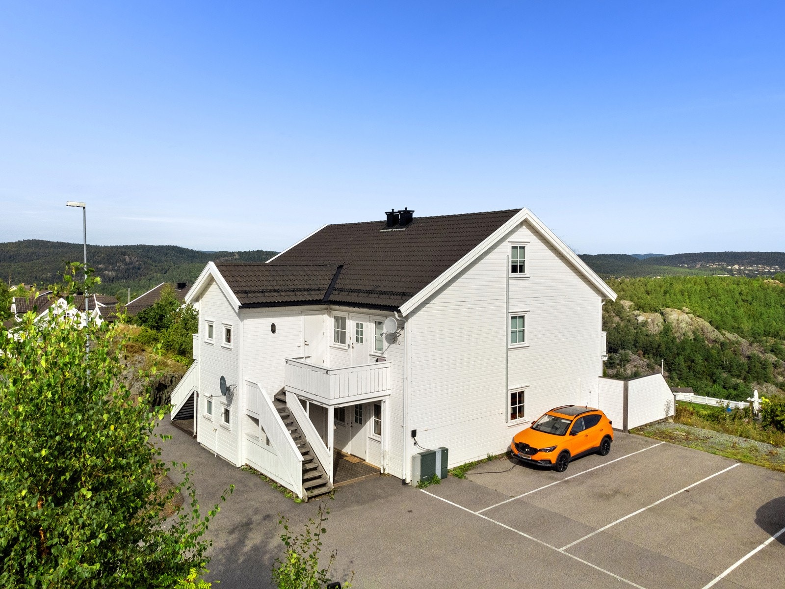 Romslig biloppstillingsplass med plass til 2 biler. Galleribilde