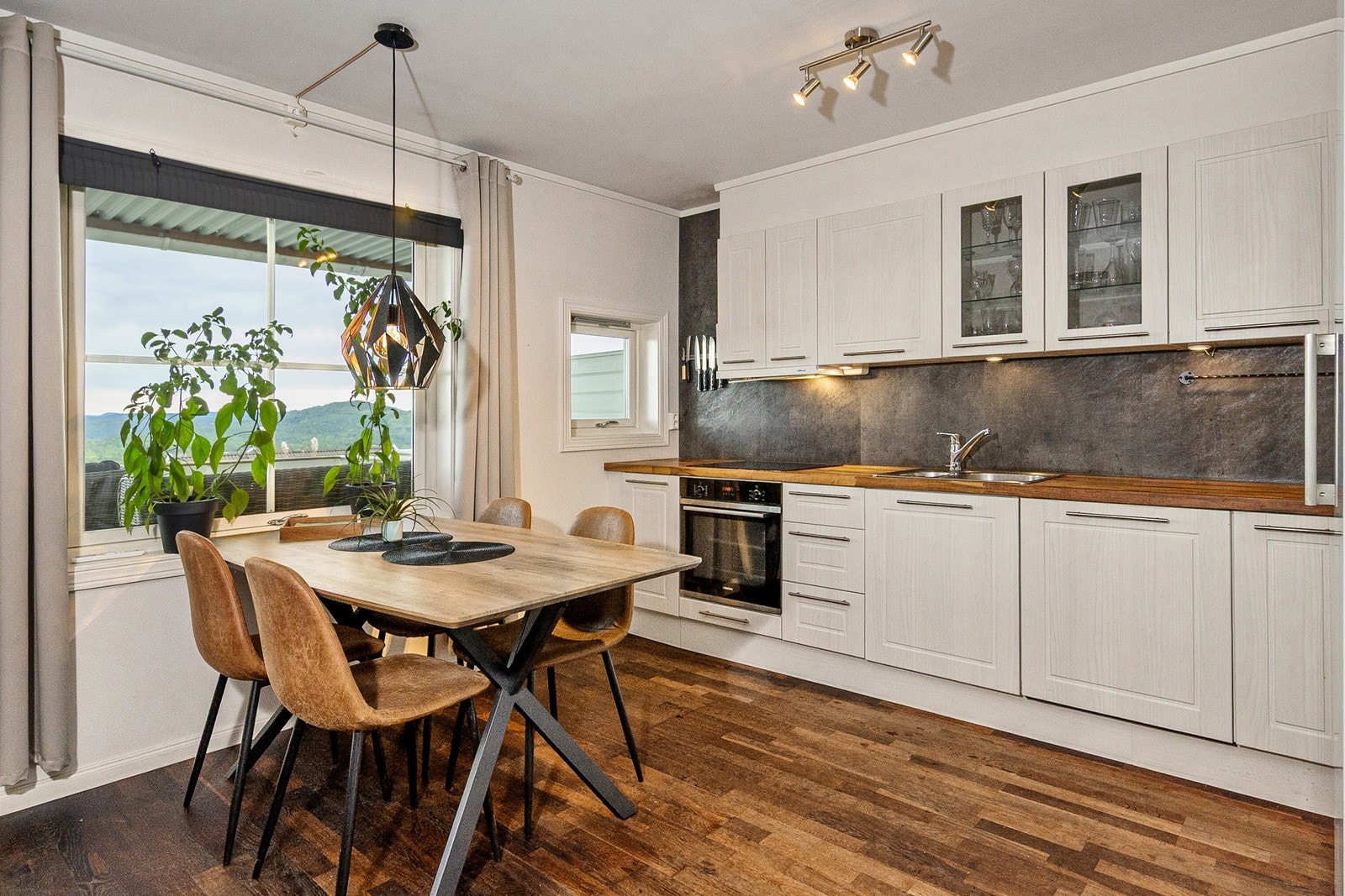 Pent og praktisk kjøkken. Galleribilde