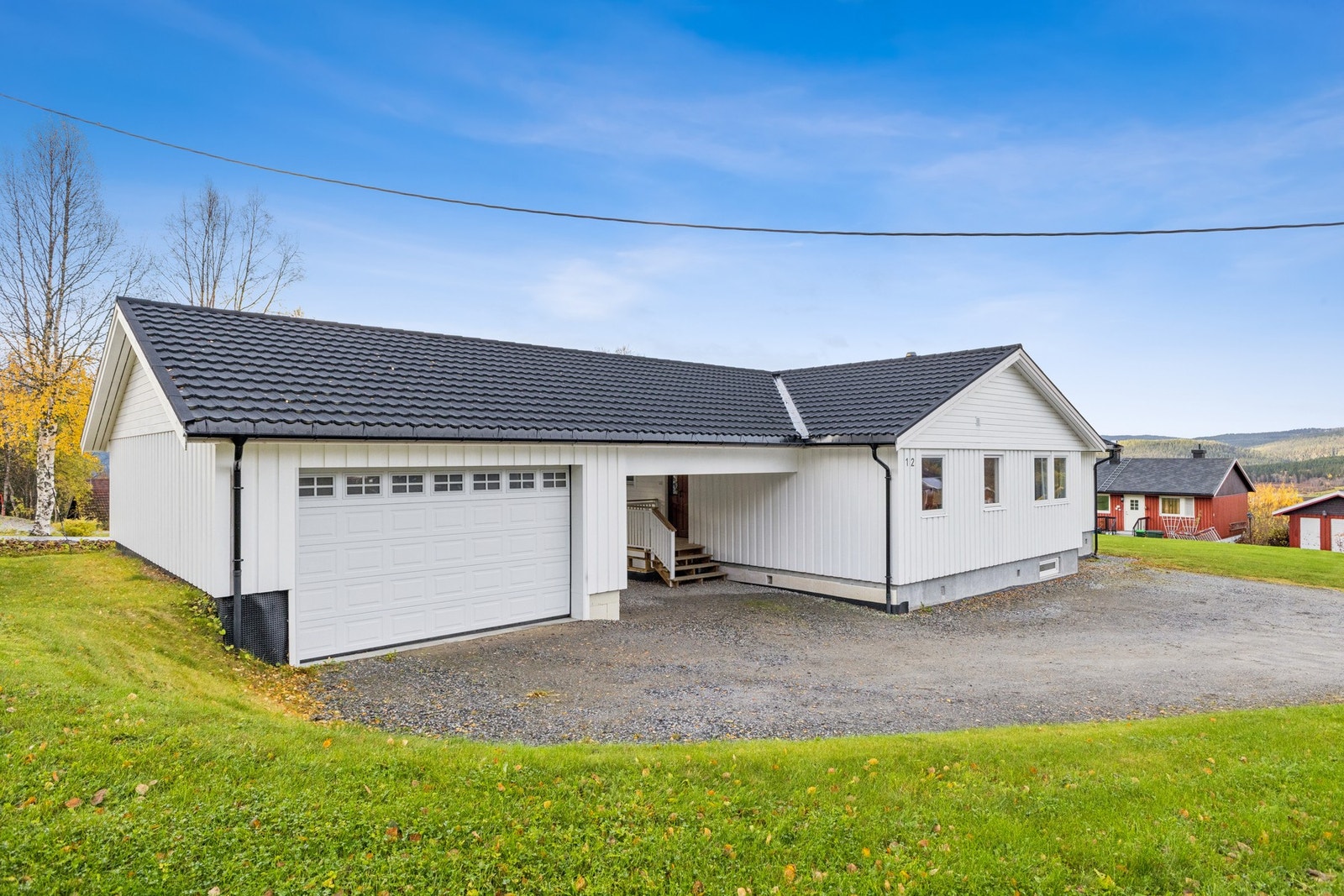 Det medfølger både carport og garasje, som gir gode parkerings- og lagringsmuligheter. Galleribilde