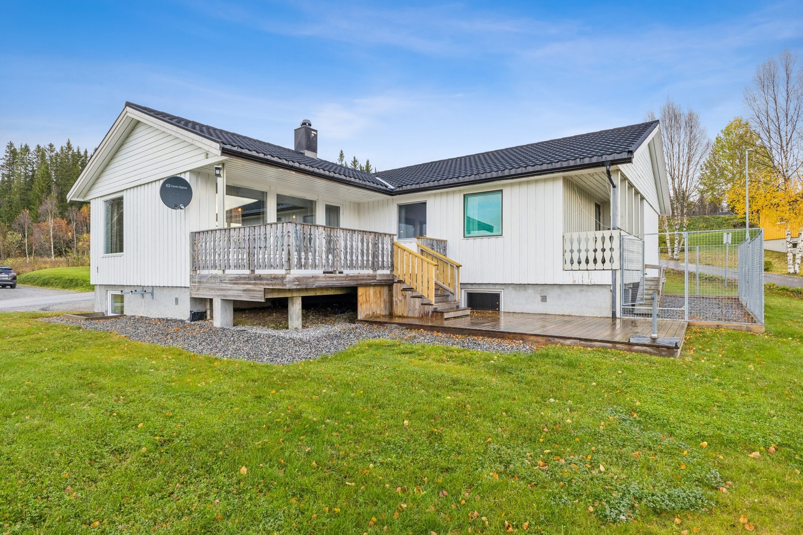 Eiendommen har et stort og innbydende hageområde - perfekt for lek, avslapning og sosiale sammenkomster. Galleribilde