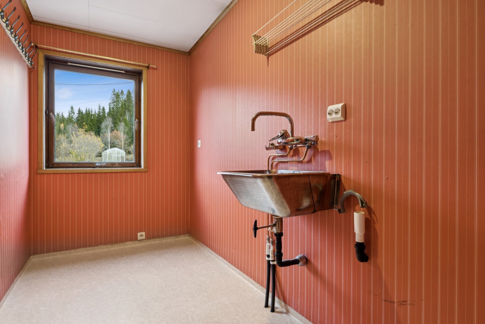 Praktisk bod med egen dør rett ved kjøkkenet. Galleribilde