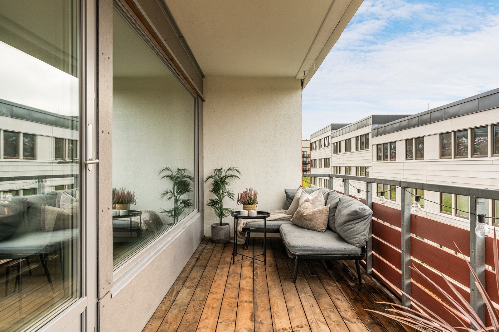 Balkongen vender mot vest, og er av den grunn den mest foretrukne uteplassen på ettermiddag og kveld. Galleribilde