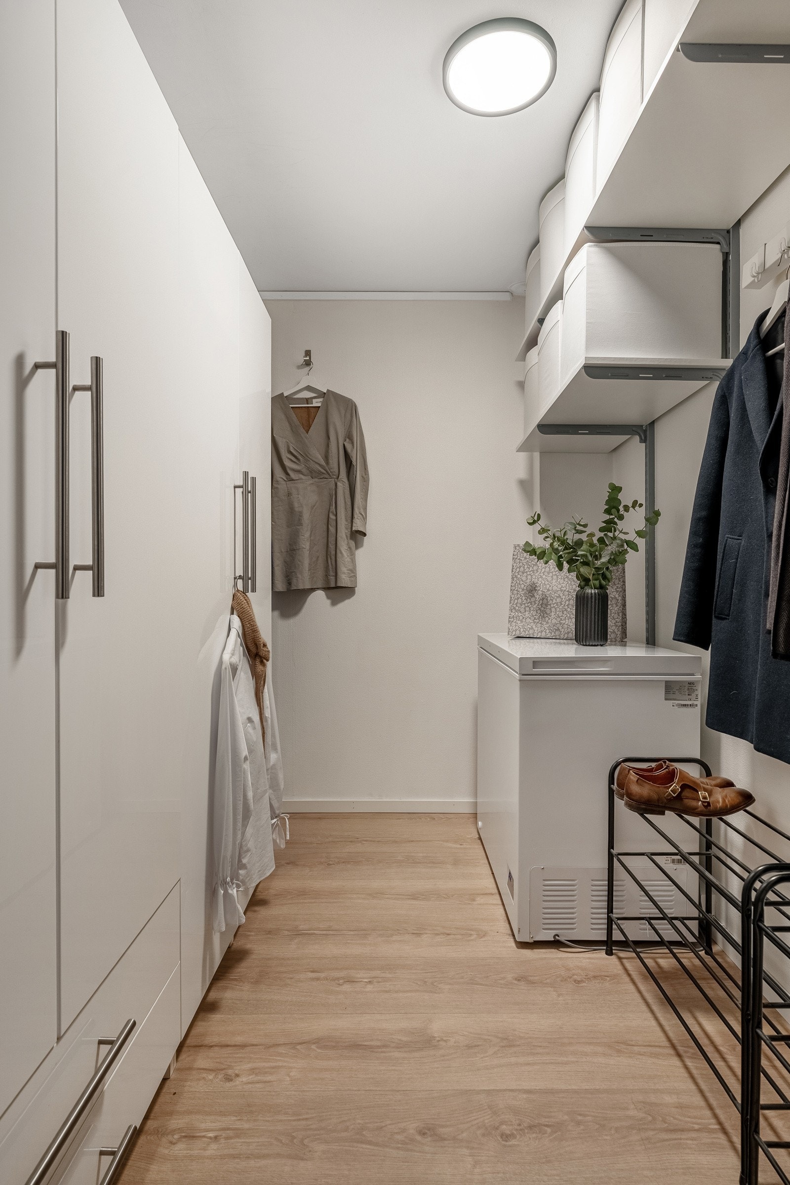Garderoberom/boden på 5,2 m² har svært gode oppbevaringsmuligheter. Det er også 2 boder i kjeller. Galleribilde