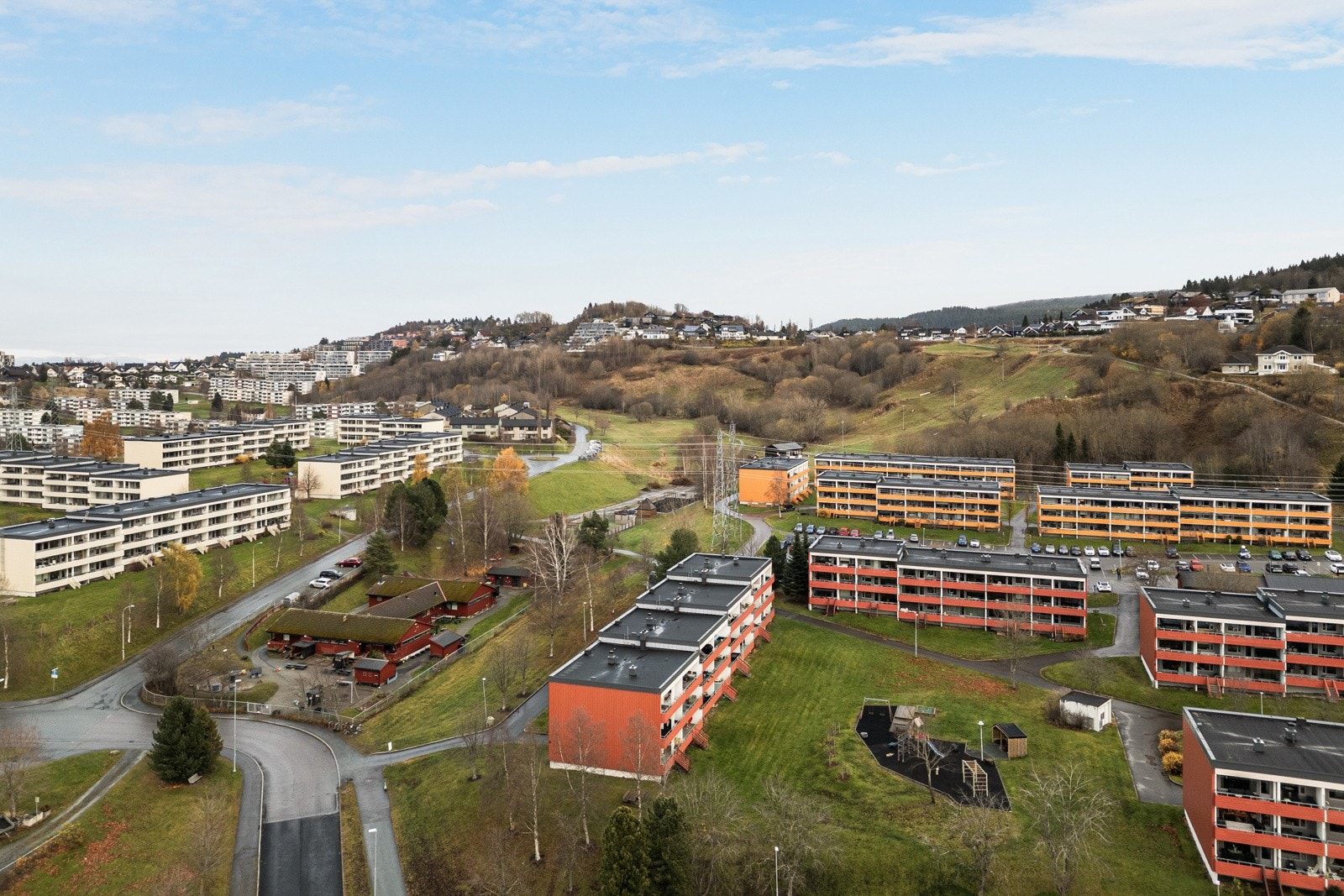Borettslaget har mange flotte lekeplasser og det er kort avstand til nærmeste barnehage. Galleribilde