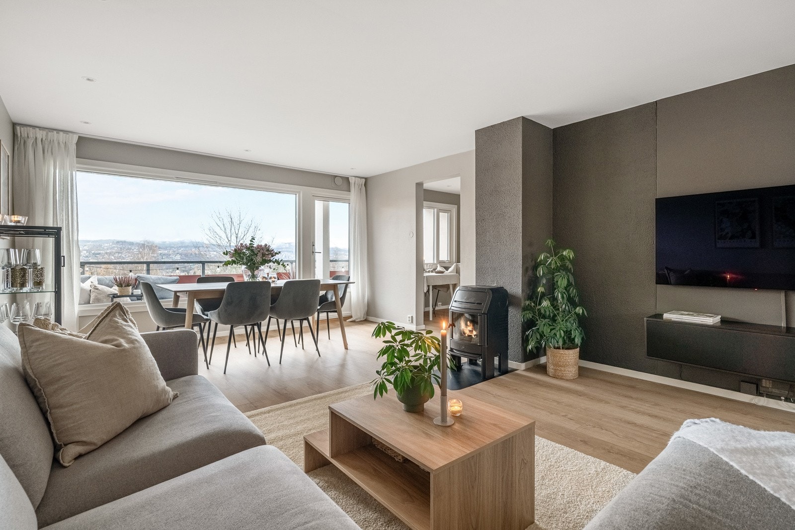 De store vindusflatene i stuen tilfører godt med naturlig lysinnslipp og skaper en luftig romfølelse. Vinduer og verandadør ble byttet ut av borettslaget i 2016. Galleribilde