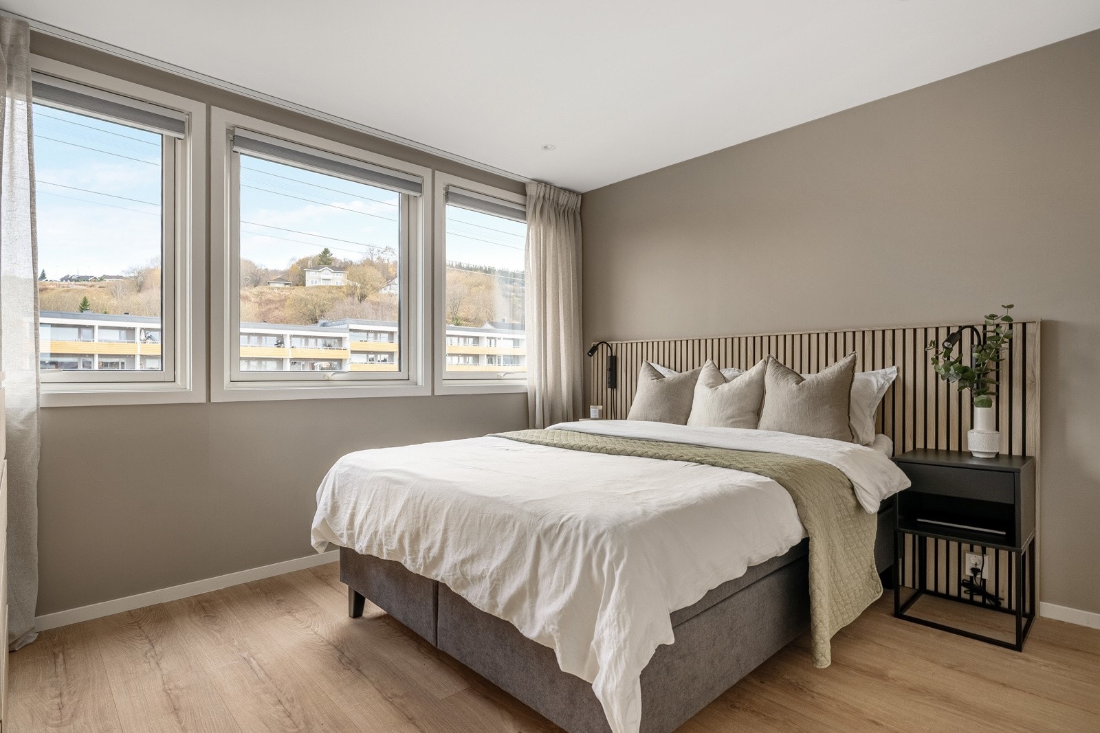 Hovedsoverommet er på ca. 10,5 m², og har god plass til stor seng, nattbord og annet møblement. Galleribilde