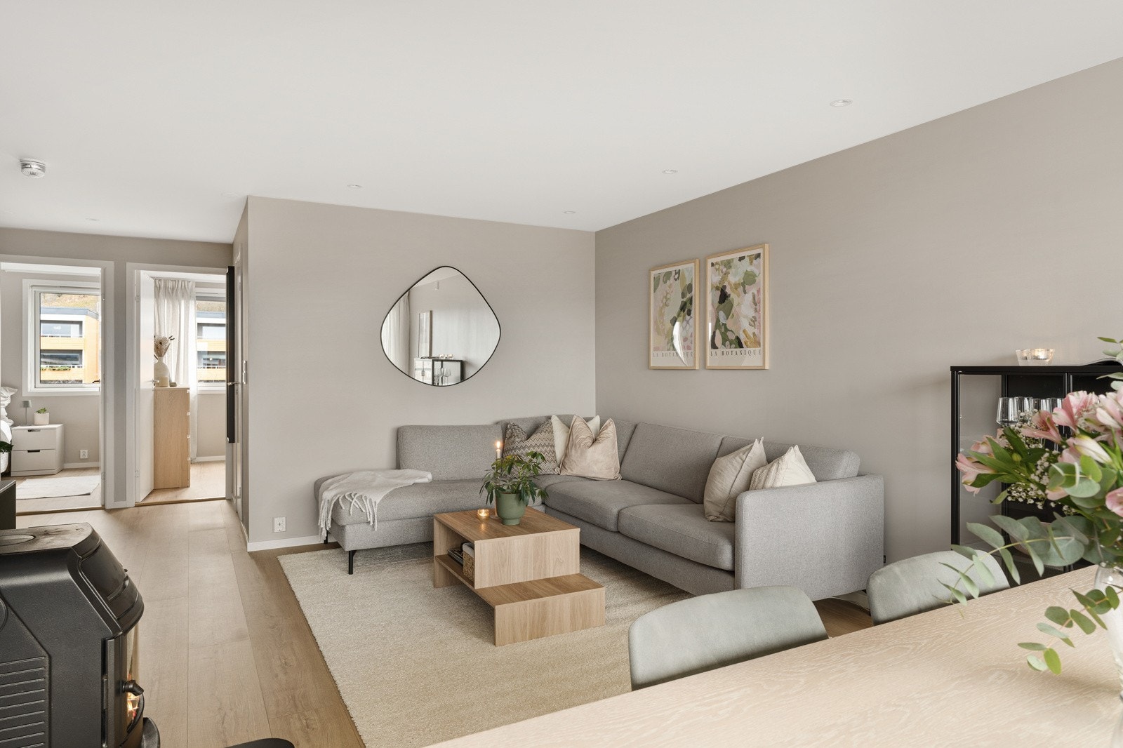 Leiligheten har blitt mye oppgradert i den senere tid bl.a nytt kjøkken, lagt varmekabel og montert downlights på stue, kjøkken, gang og begge soverommene. Galleribilde