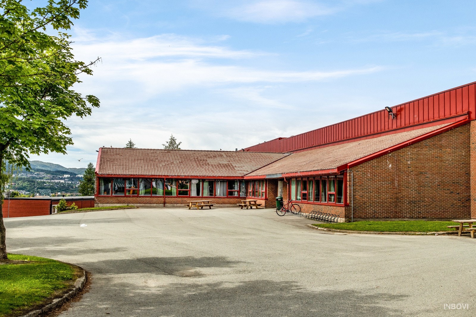 Fra husdøren er det kort avstand til Steindal barneskole og Hoeggen ungdomsskole. Galleribilde