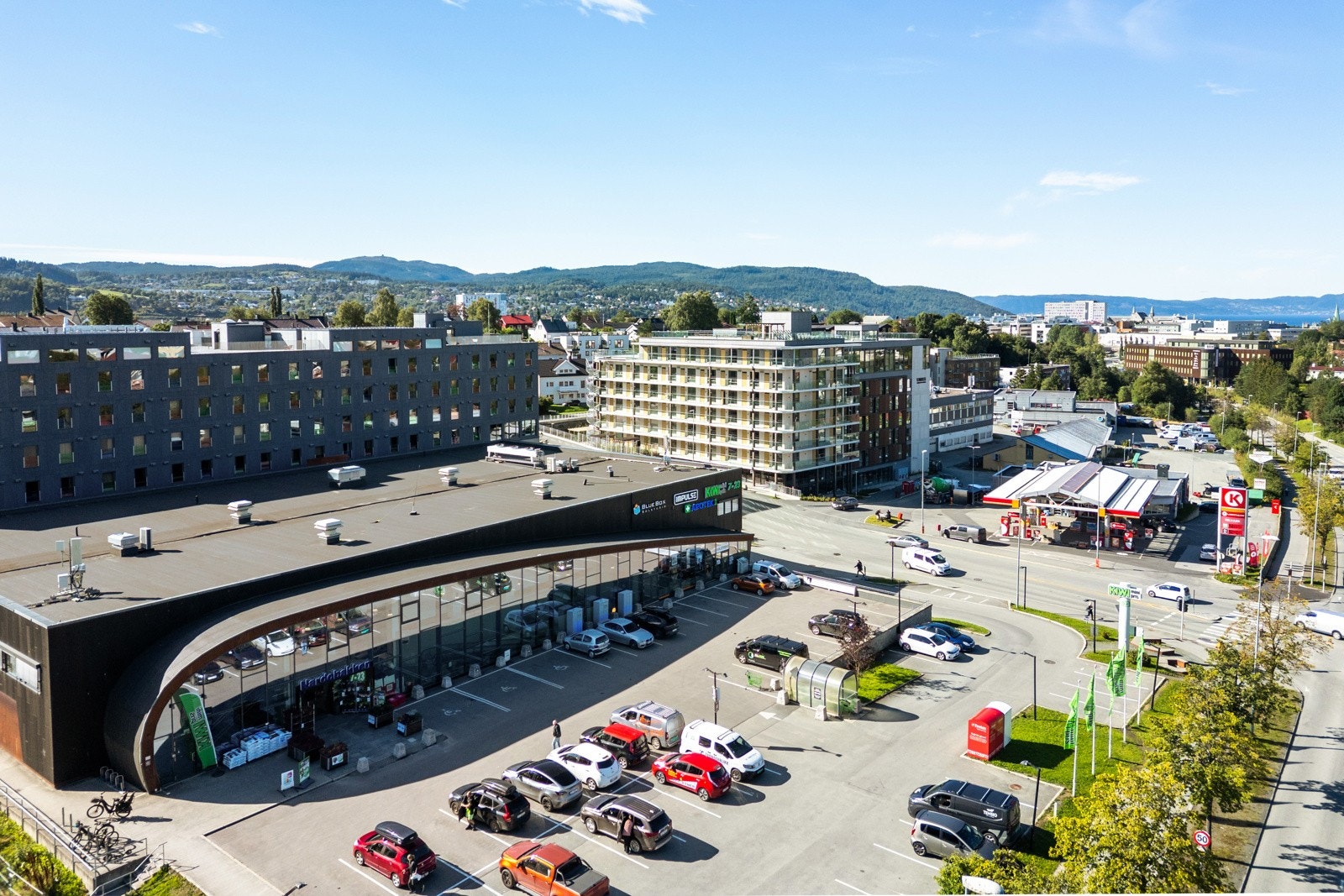 Bunnpris i Vestlia er nærmeste dagligvarebutikk, men det er også kort vei til Nardobakken hvor du finner Kiwi og en rekke detaljhandler. Galleribilde