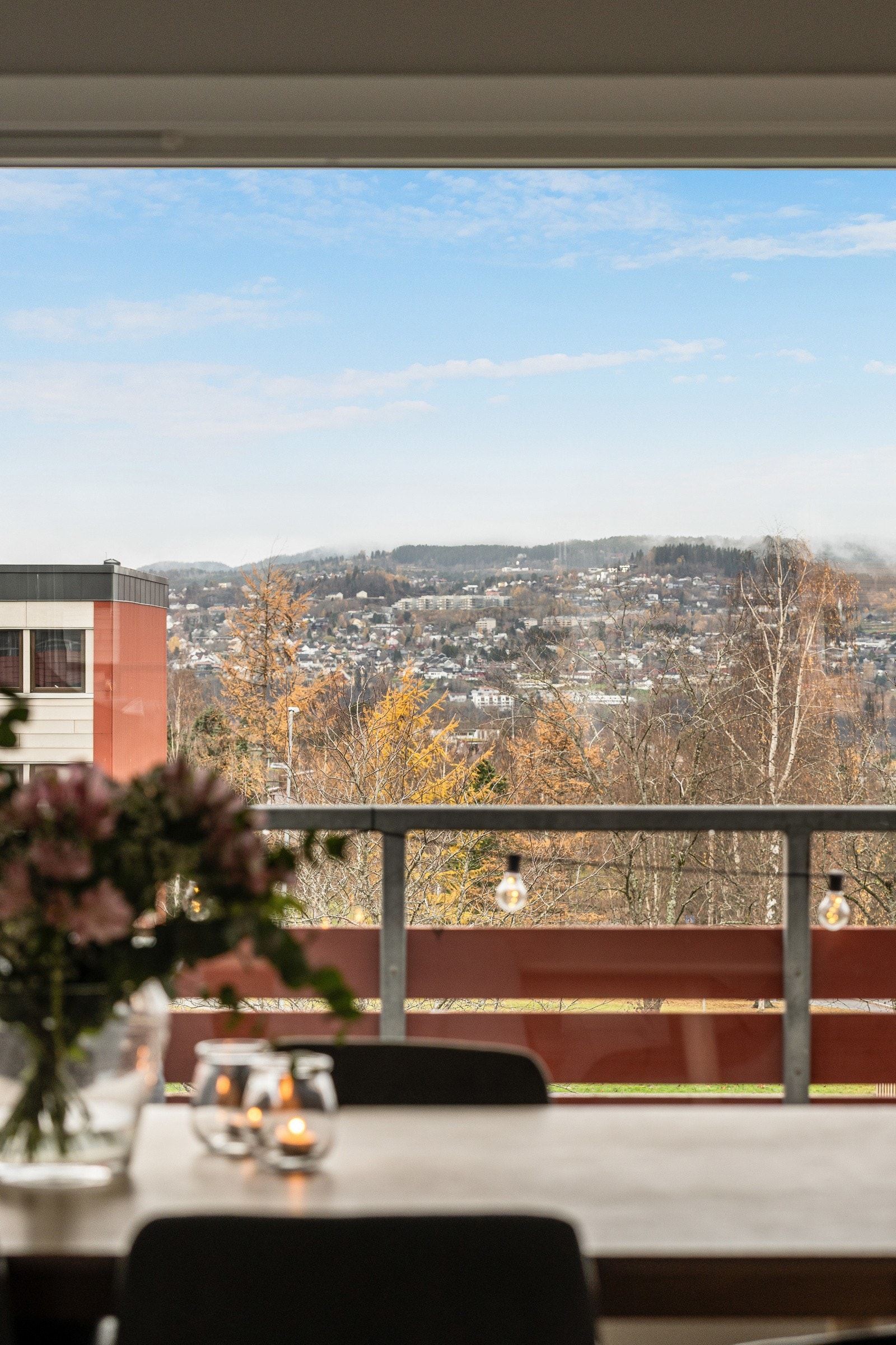 Her kan man nyte et deilig måltid til den nydelige utsikten. Galleribilde