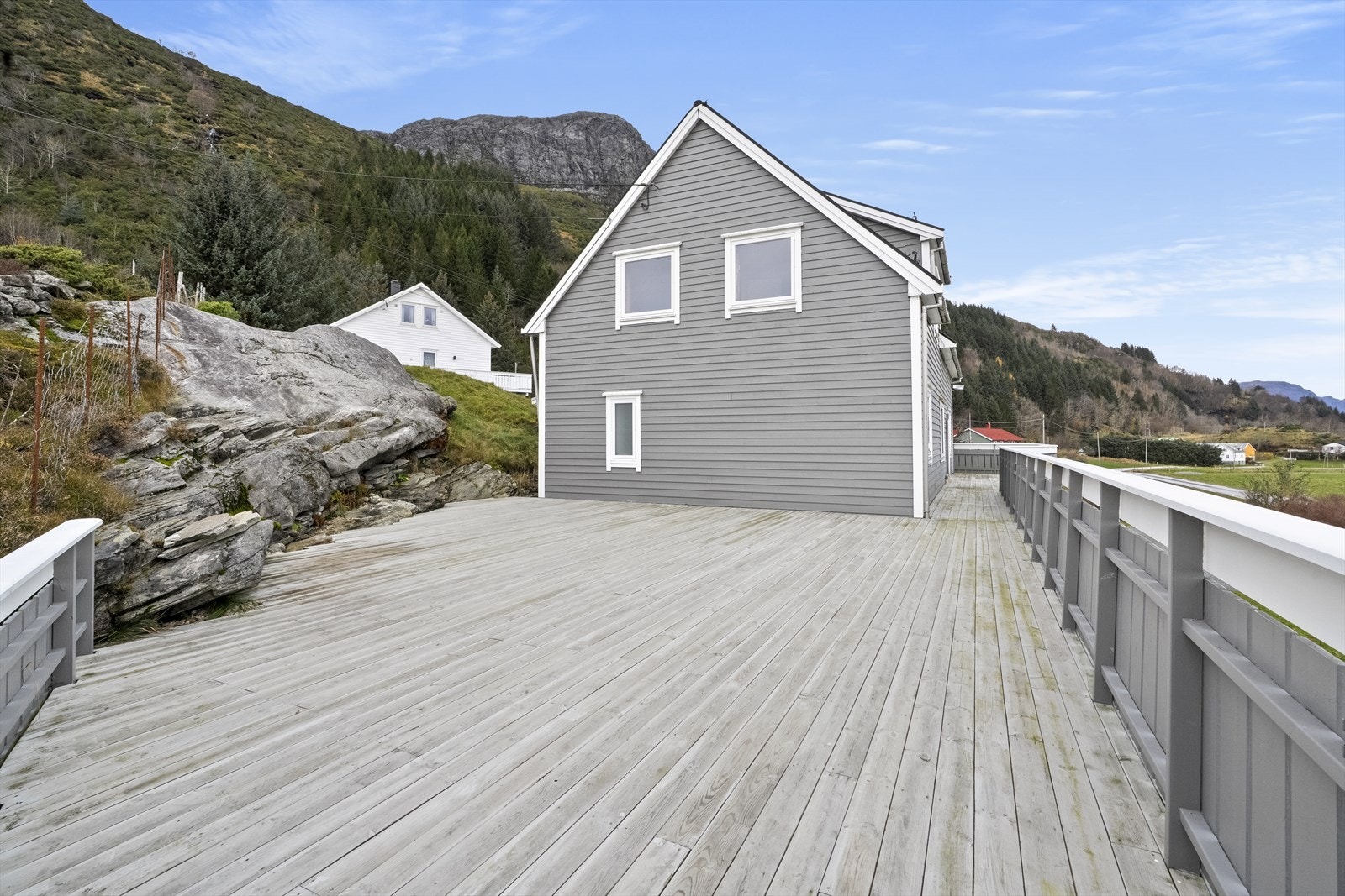 Terrassen ligg i fasade mot sør og har gode solforhold Galleribilde