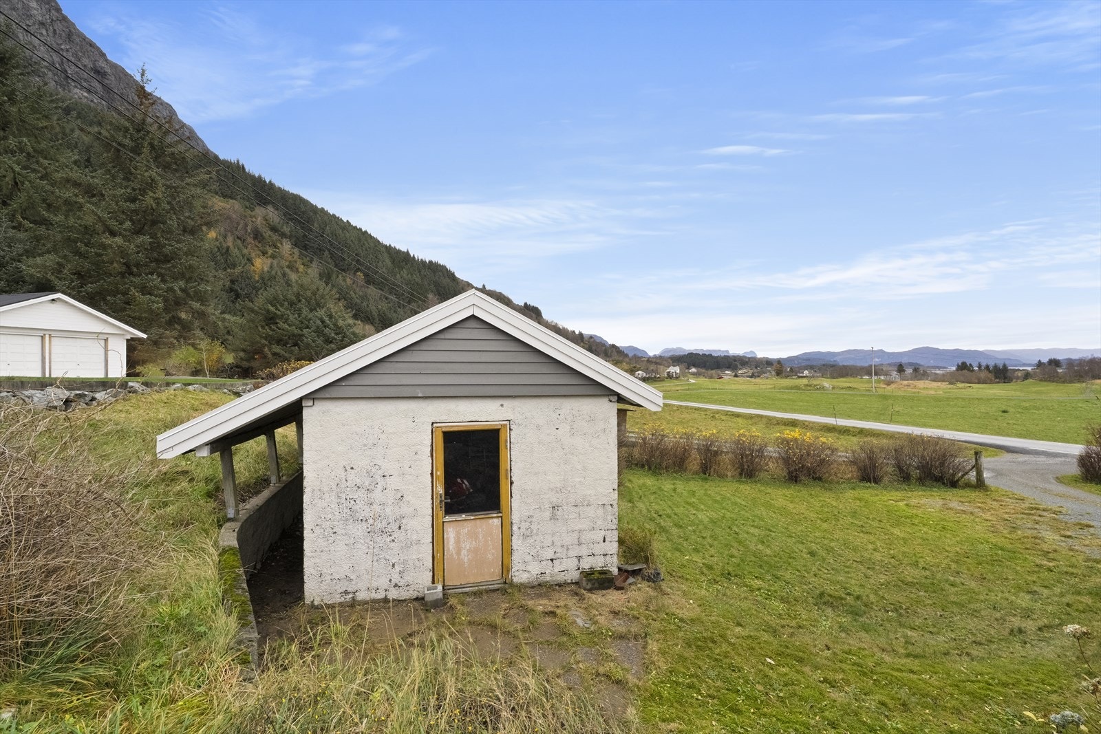 På tunet er det oppført eit eldre uthus/redskapsbod Galleribilde
