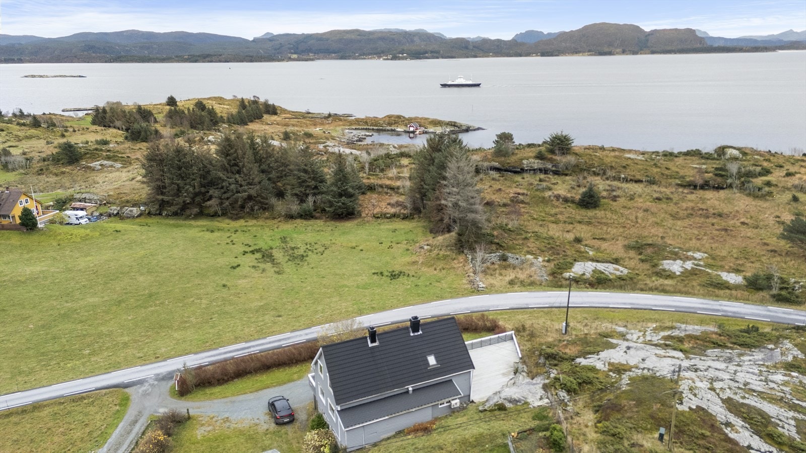 Eigedommen ligg fint til i landlige omgivelser på Atløy Galleribilde