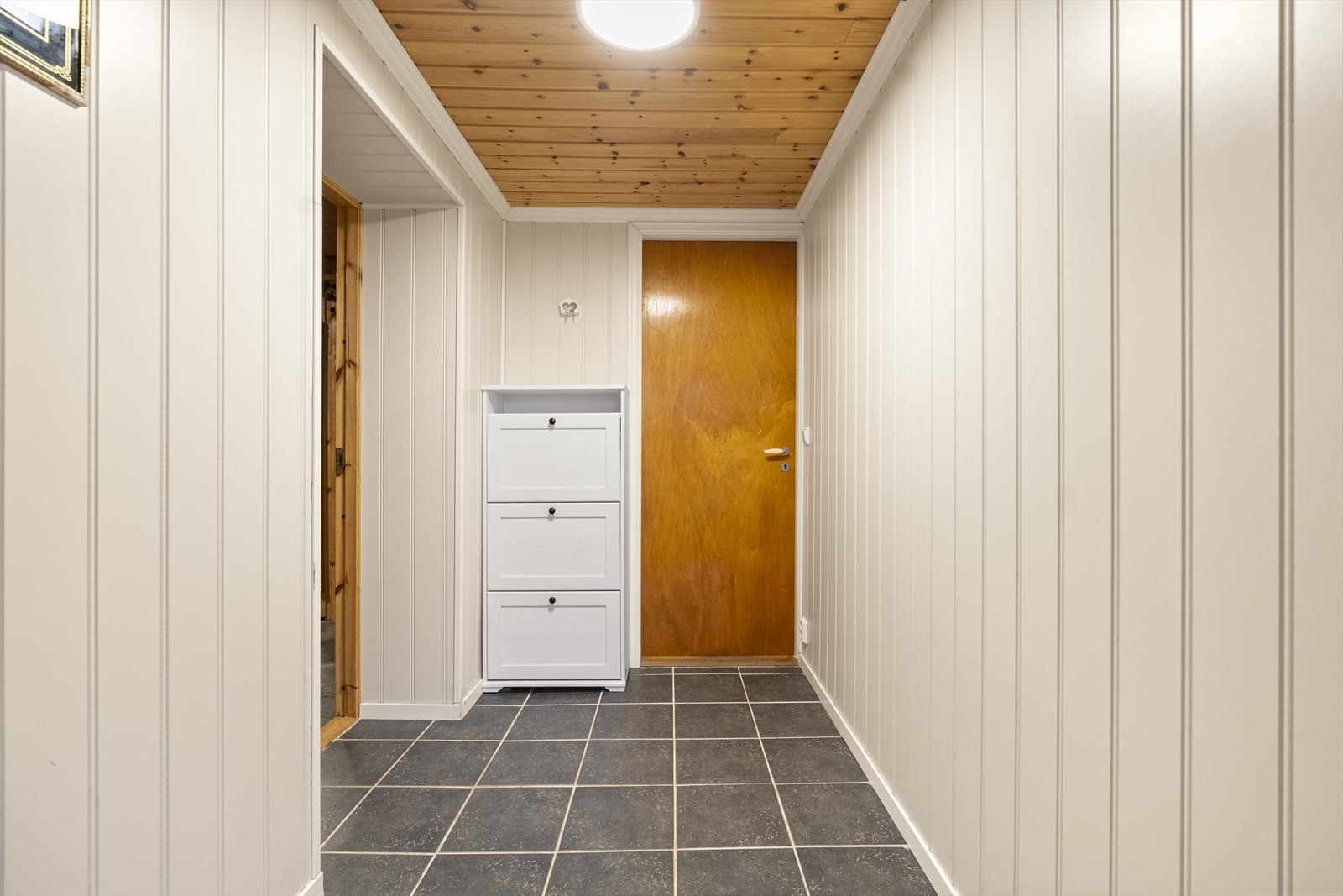 Flislagt entre i underetasjen Galleribilde