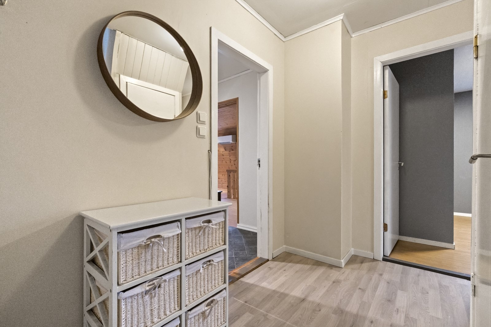 Innanfor kjøkkenet ligg eit av soveromma, bad, vaskerom og trappegang til loftet Galleribilde