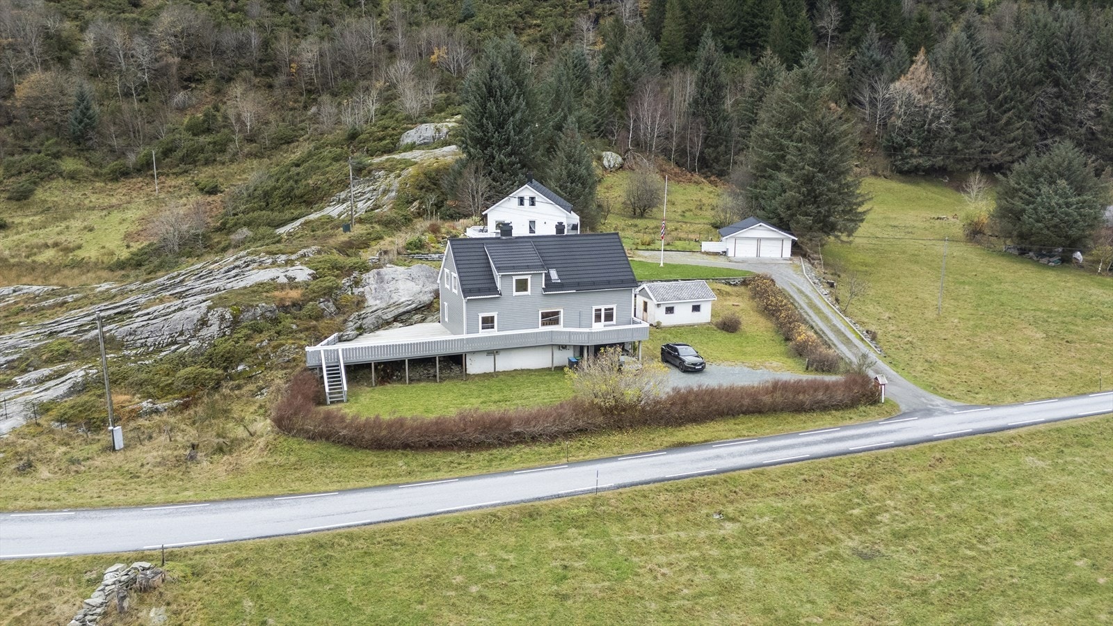 Eigedommen er utbygd med einebustad over 3 plan + uthus Galleribilde